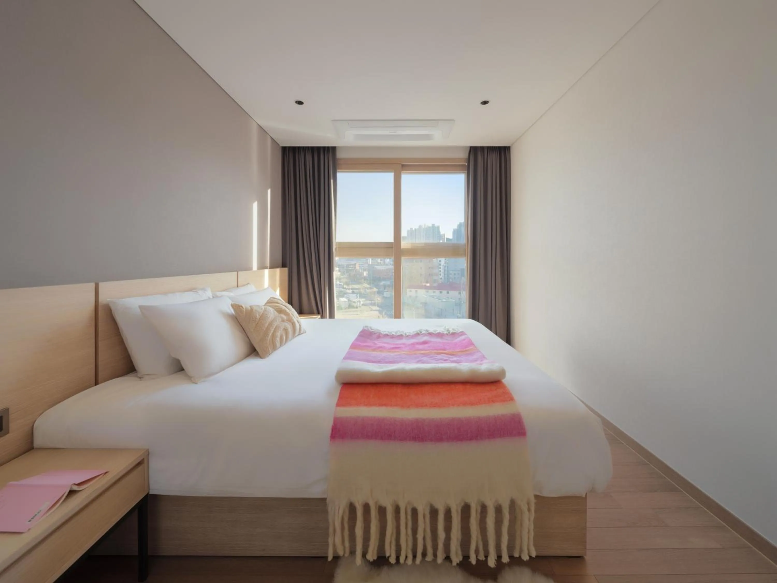 Bed in Le Collective Sokcho Central