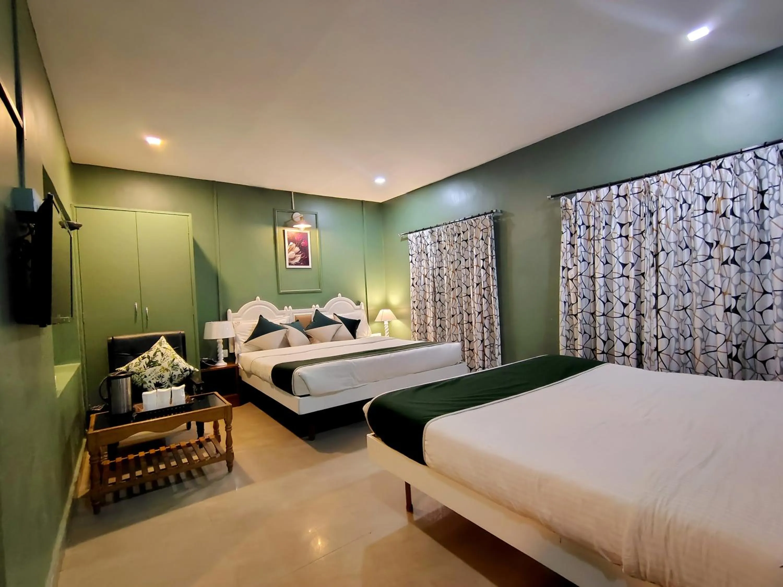 Bedroom, Bed in 7 ROADS RESORT 50mts to lake