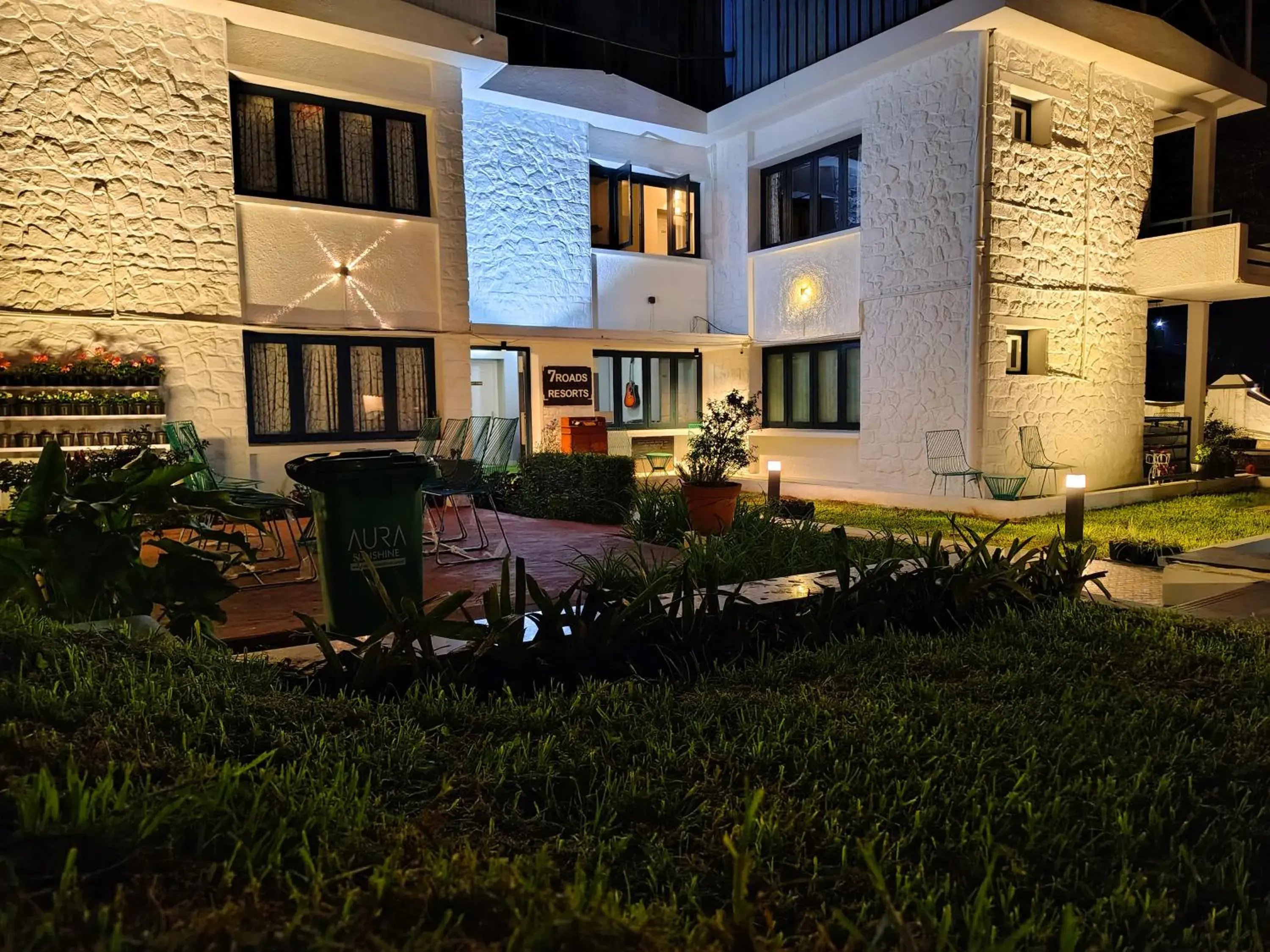 7 ROADS RESORT 50mts to lake 7 ROADS RESORT 50mts to lake