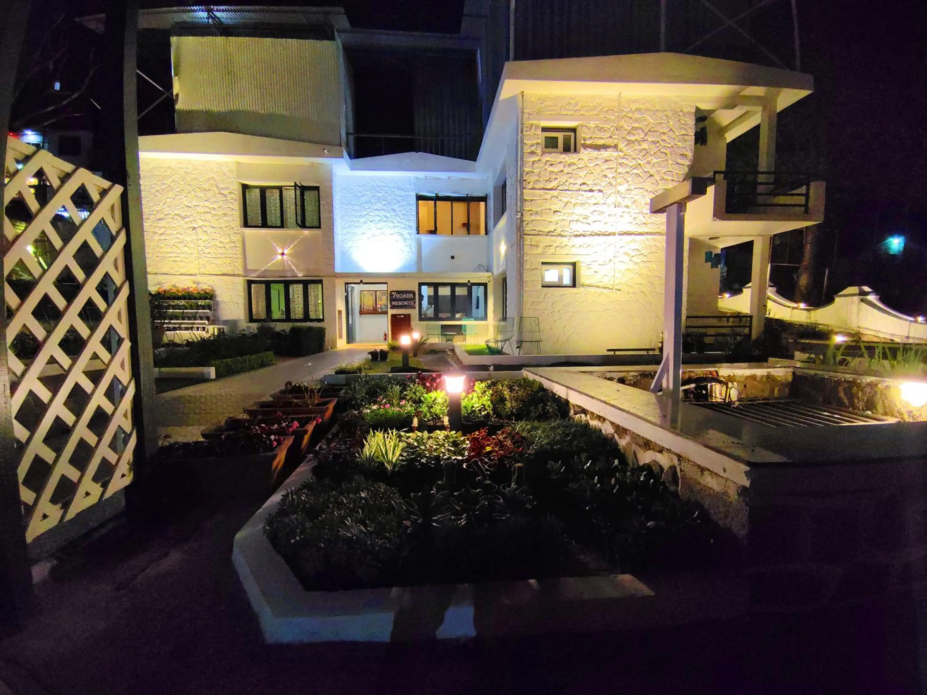 7 ROADS RESORT 50mts to lake