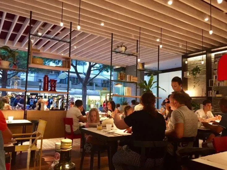 Restaurant/places to eat in Hotel Arizona