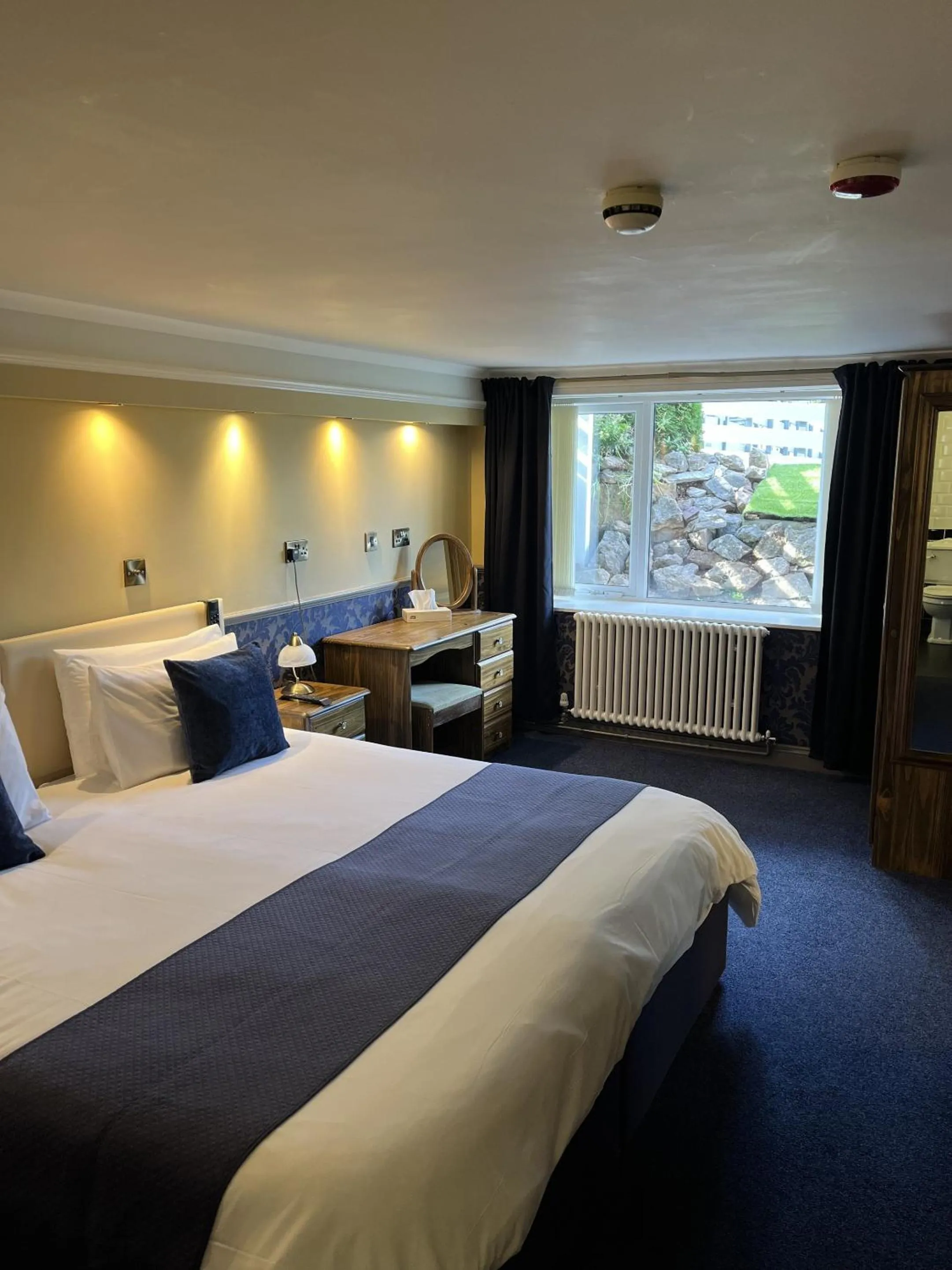 Bedroom, Bed in Atlantis Holiday Apartments