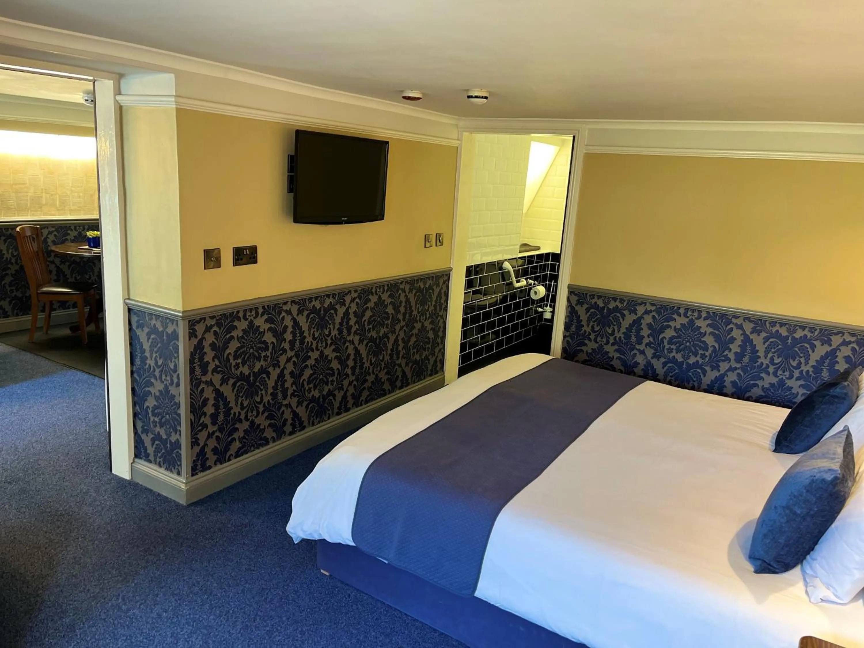 Property building, Bed in Atlantis Holiday Apartments