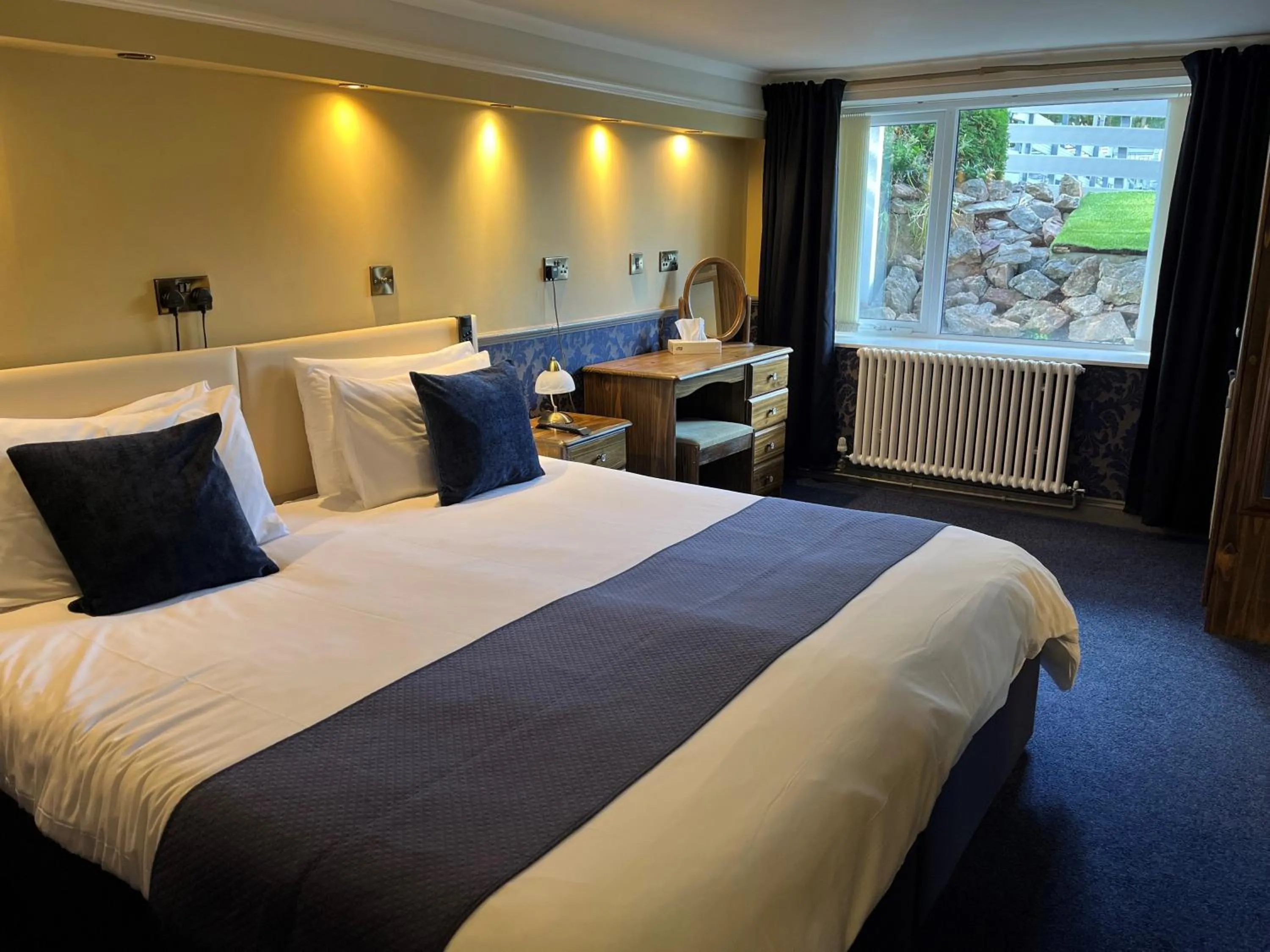 Bedroom, Bed in Atlantis Holiday Apartments