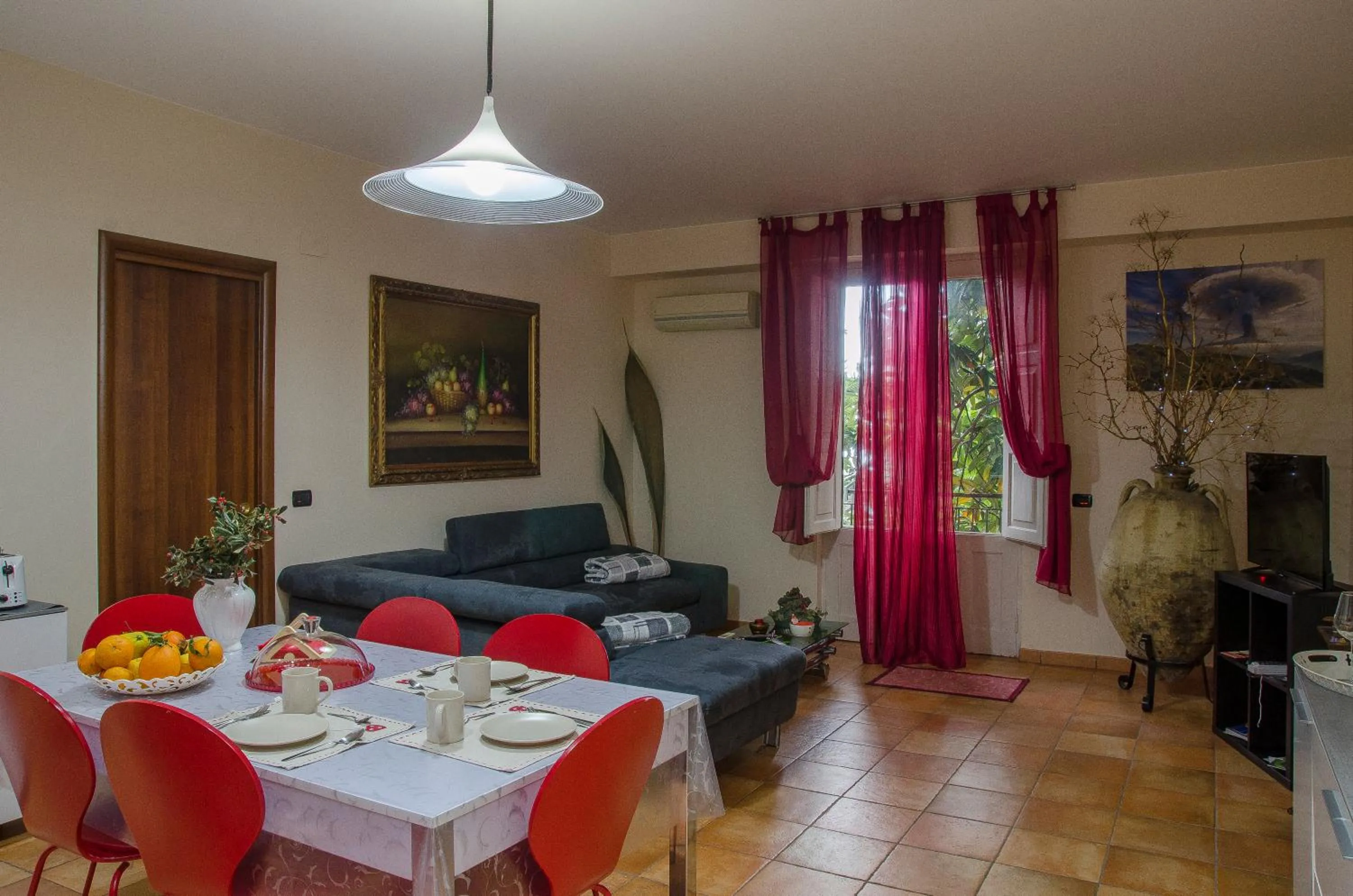 Dining area in House Etna View