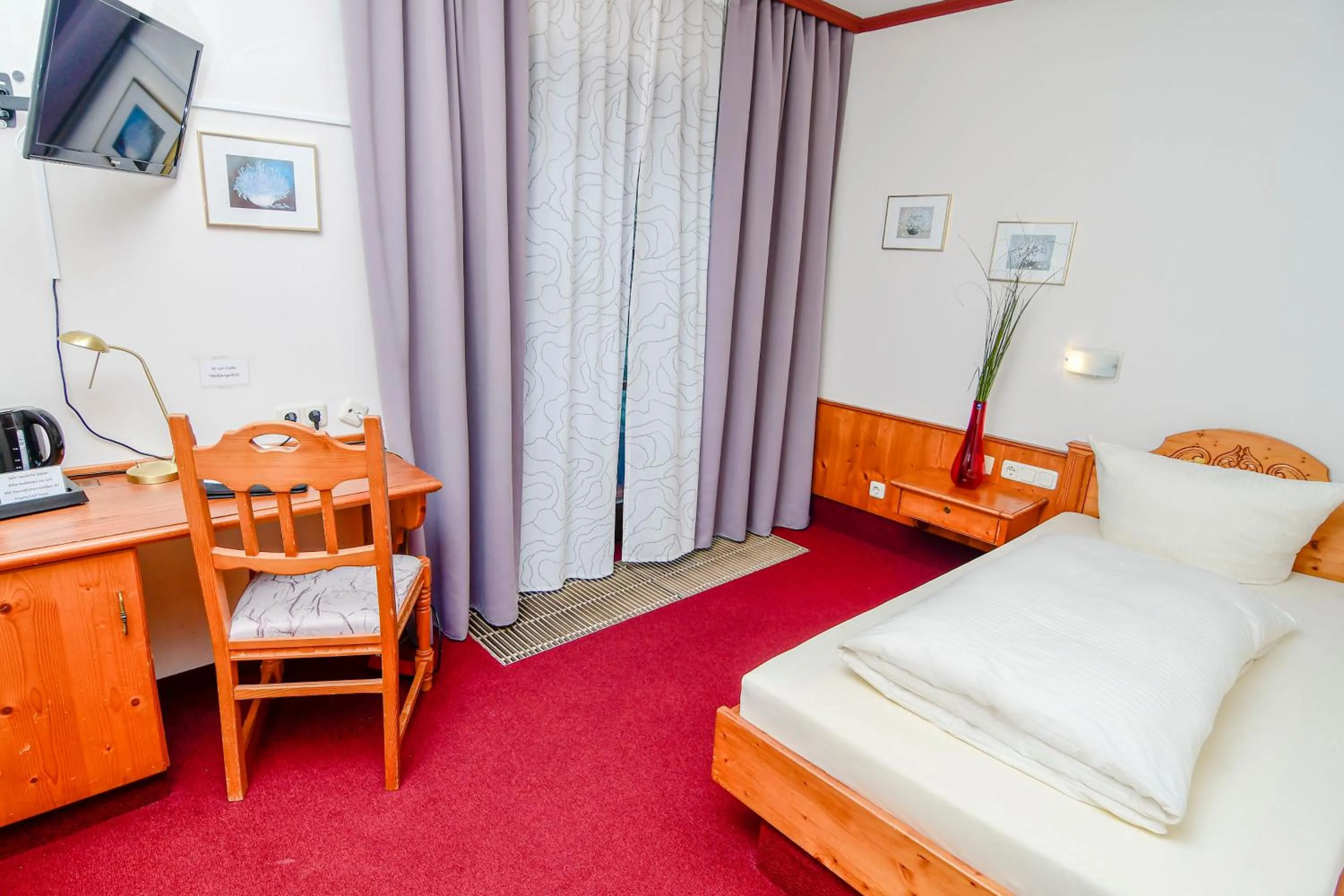 Photo of the whole room, Bed in Gästehaus Engelgasse Herzogenaurach