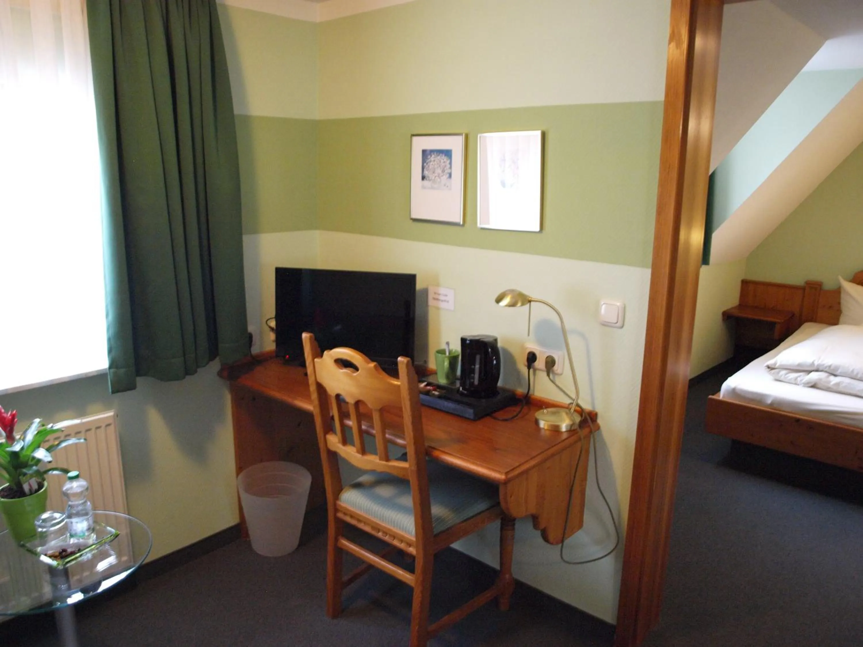 Coffee/tea facilities, Bed in Gästehaus Engelgasse Herzogenaurach