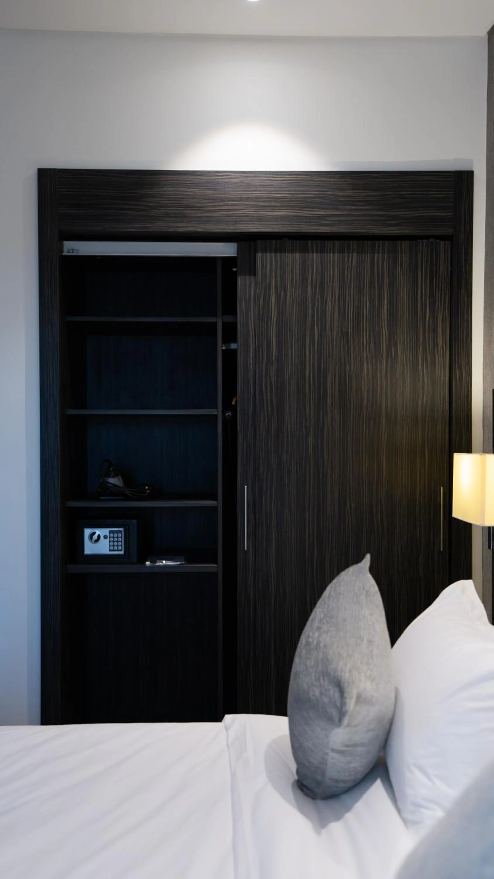 wardrobe, Bed in Mirada Blue Falestine - Serviced Apartments