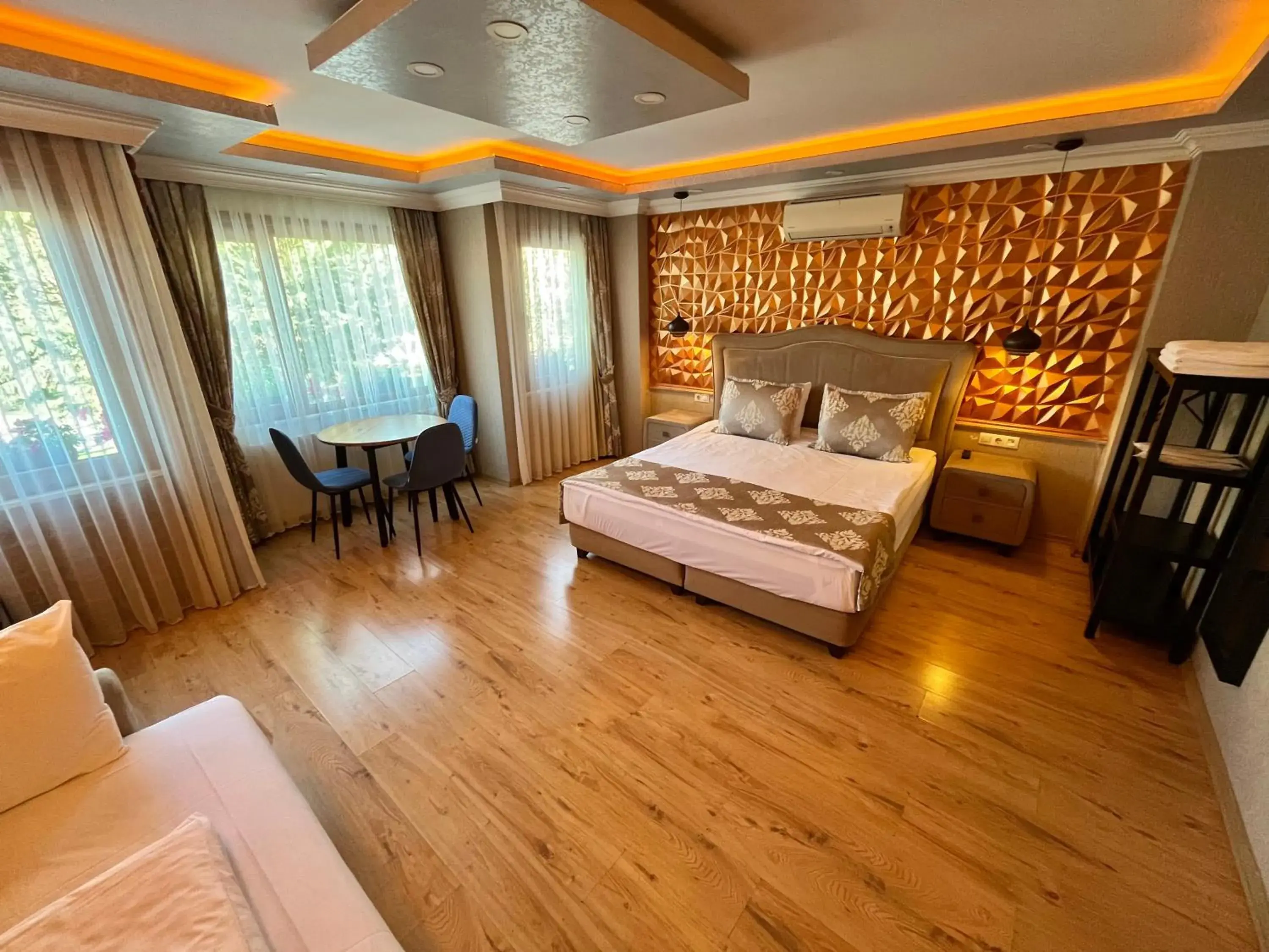 Deluxe Triple Room in Meydan Suites Deluxe Triple Room in Meydan Suites