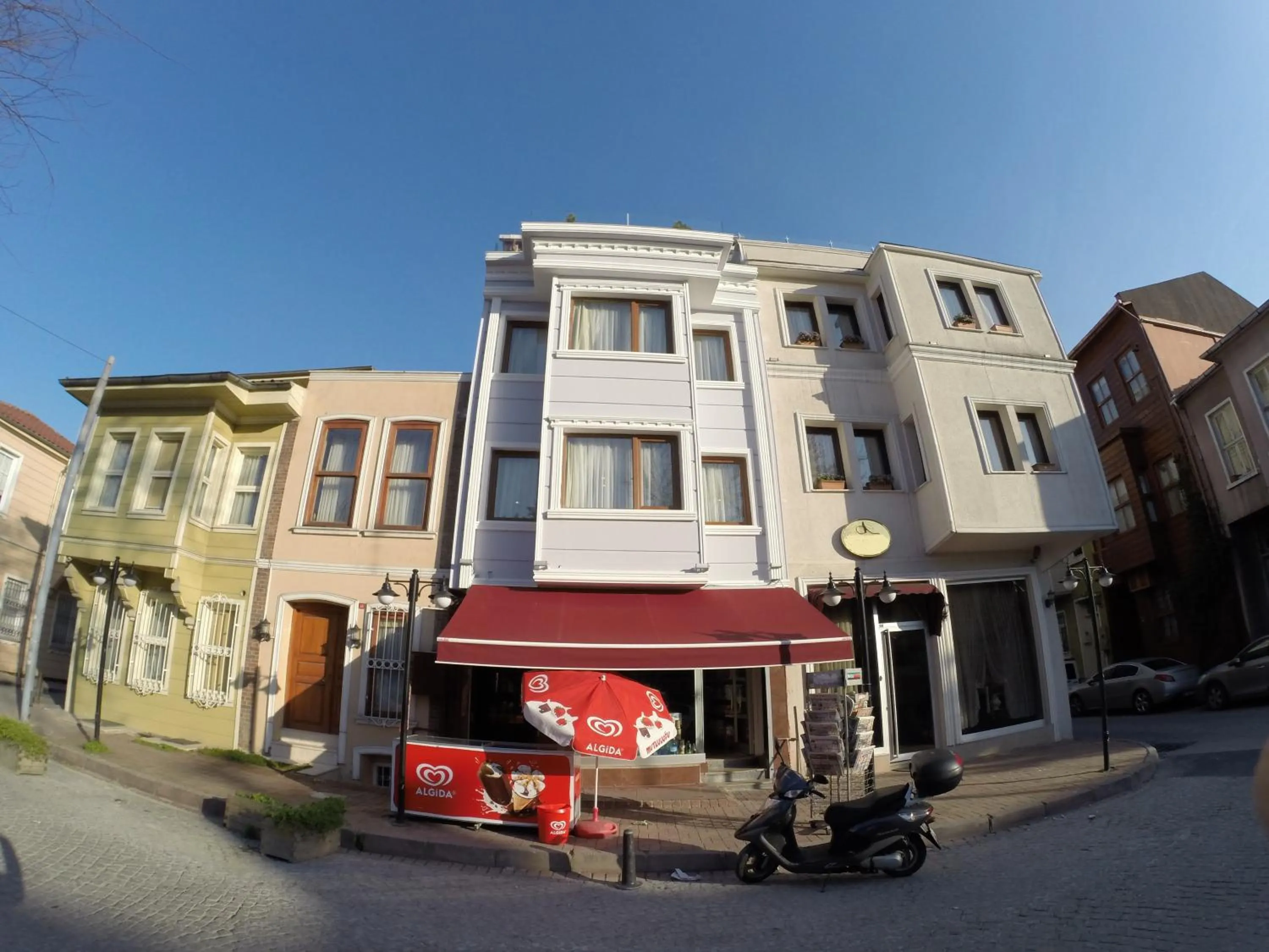 Facade/entrance in Meydan Suites