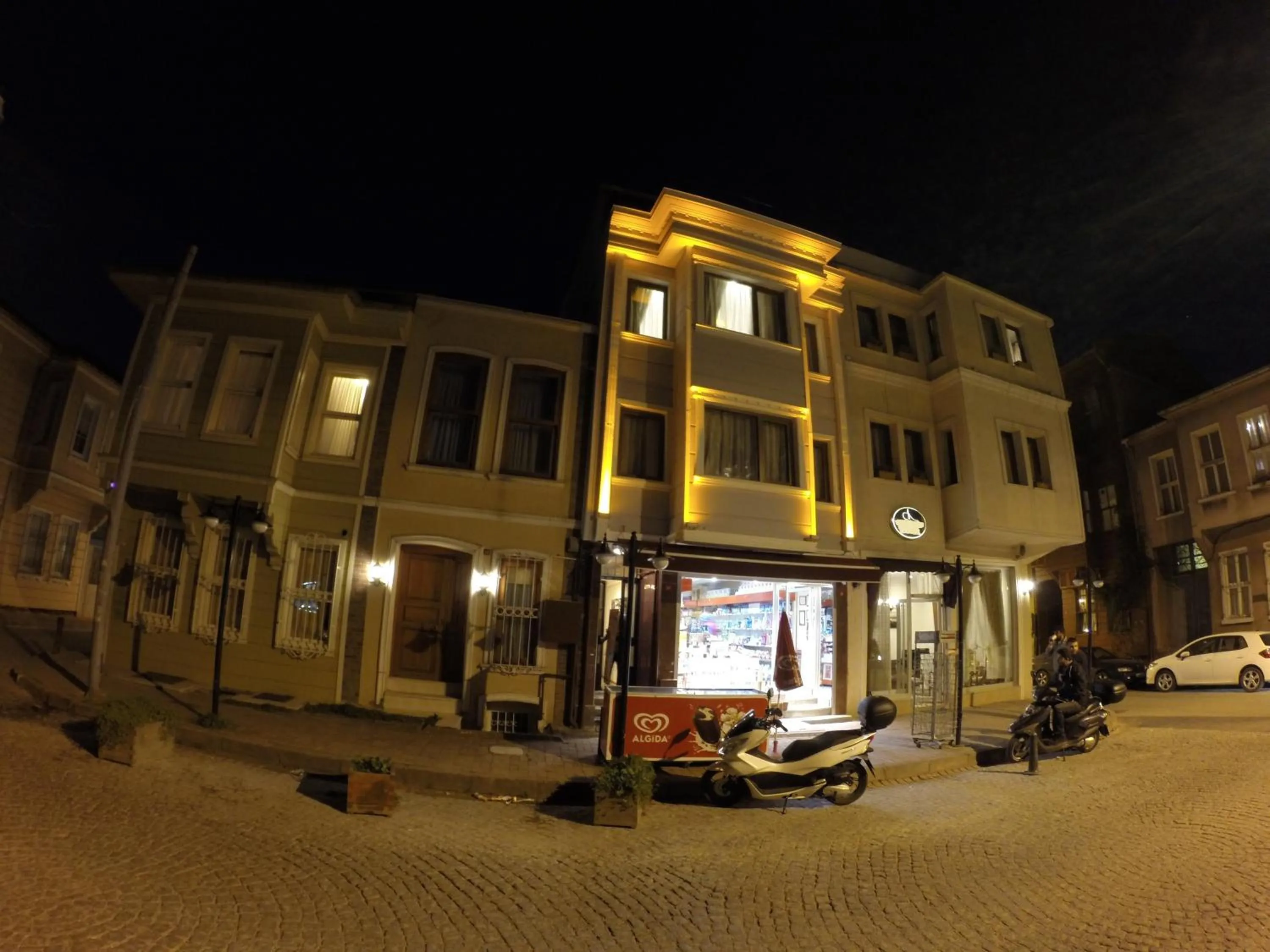 Facade/entrance in Meydan Suites