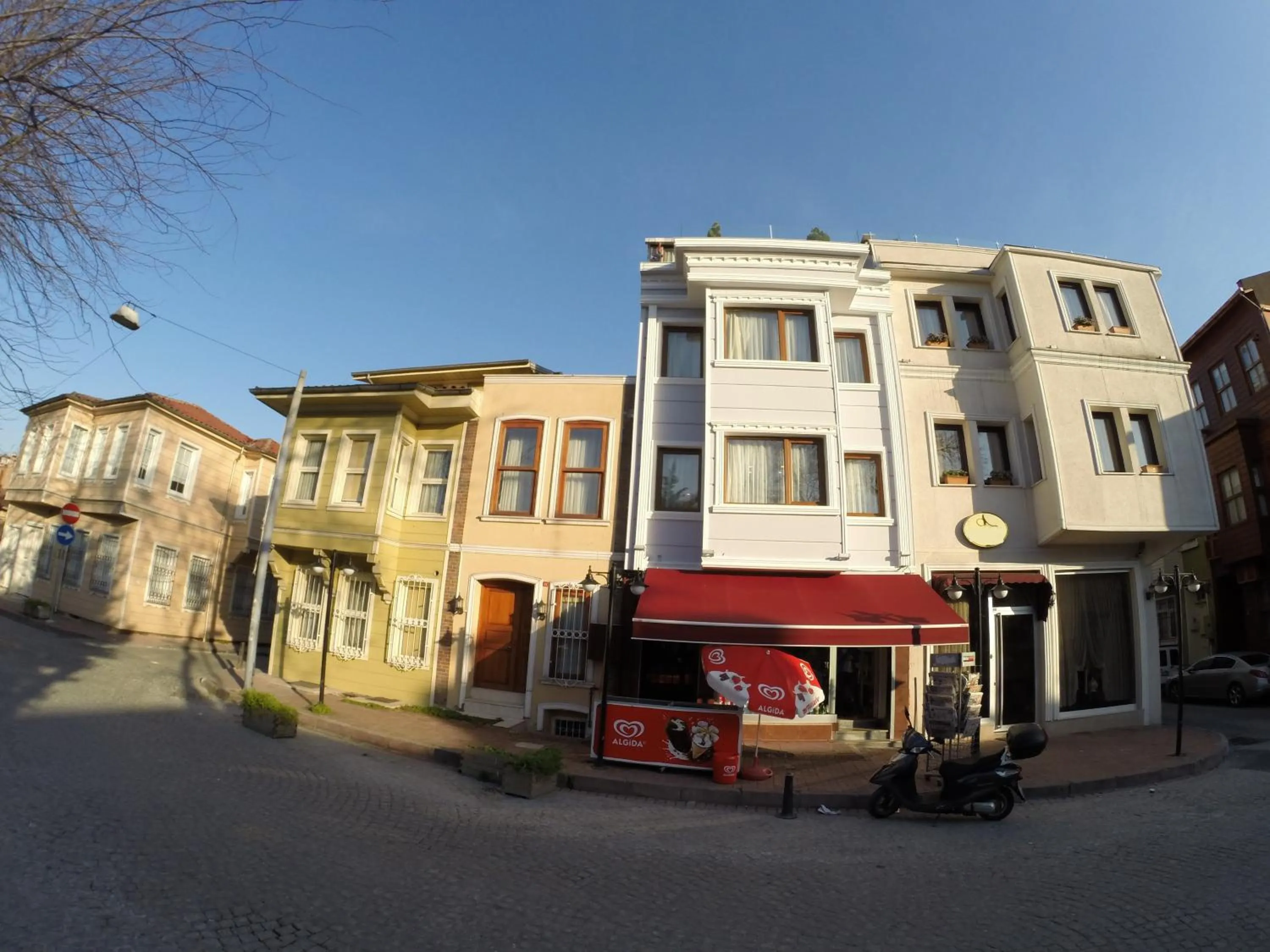 Facade/entrance in Meydan Suites