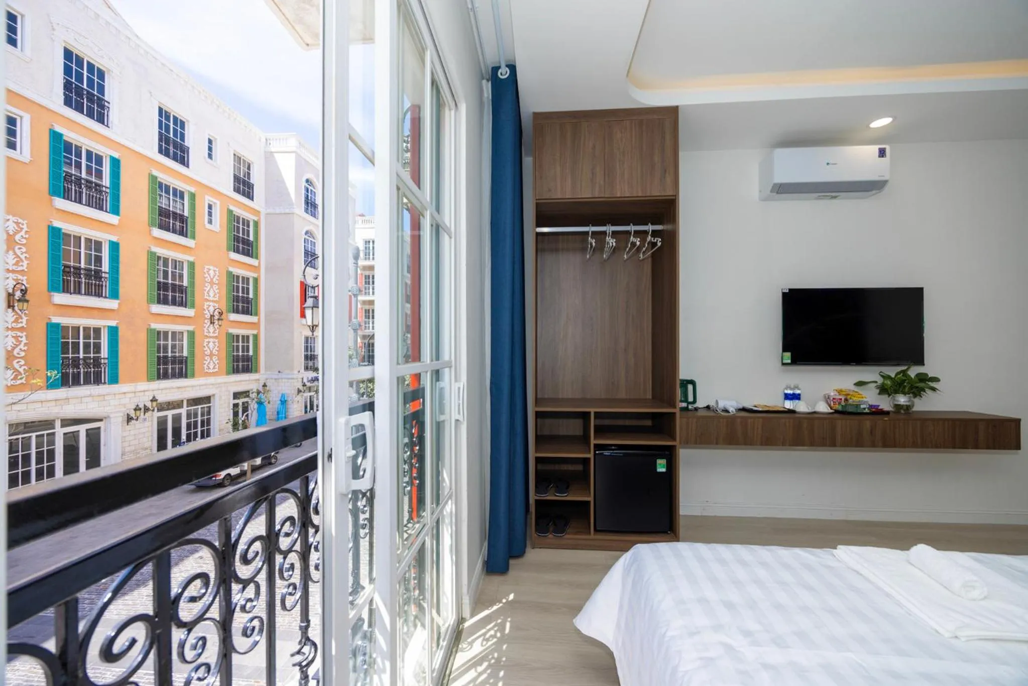 View (from property/room), Bed in Tiamo Hotel