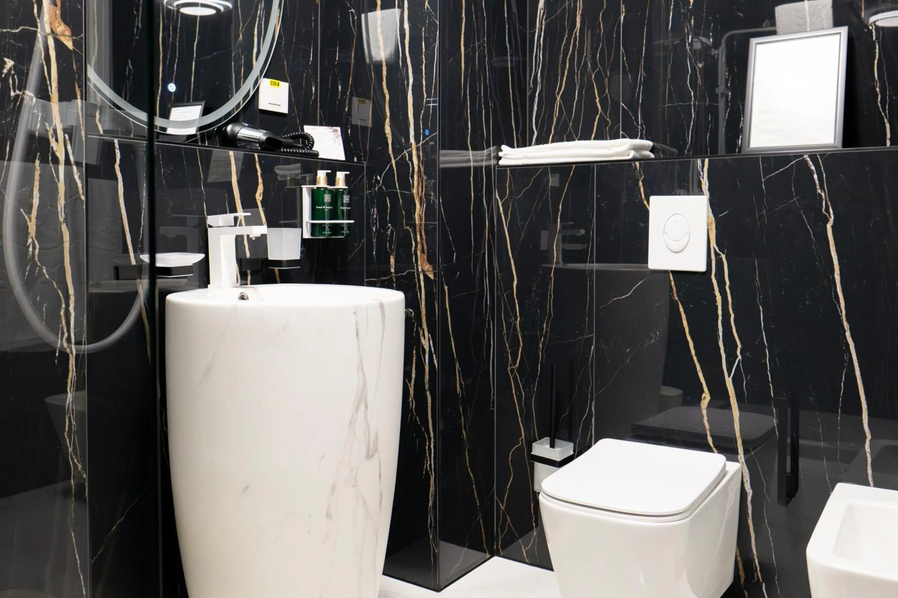 Shower in Le Blanc Cotroceni Hotel