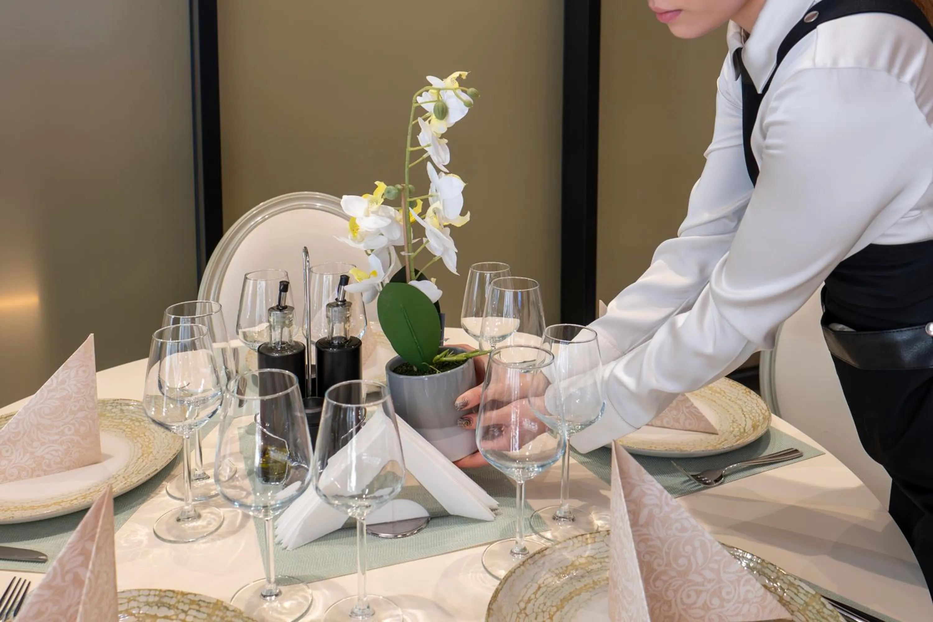 Restaurant/places to eat in Le Blanc Cotroceni Hotel