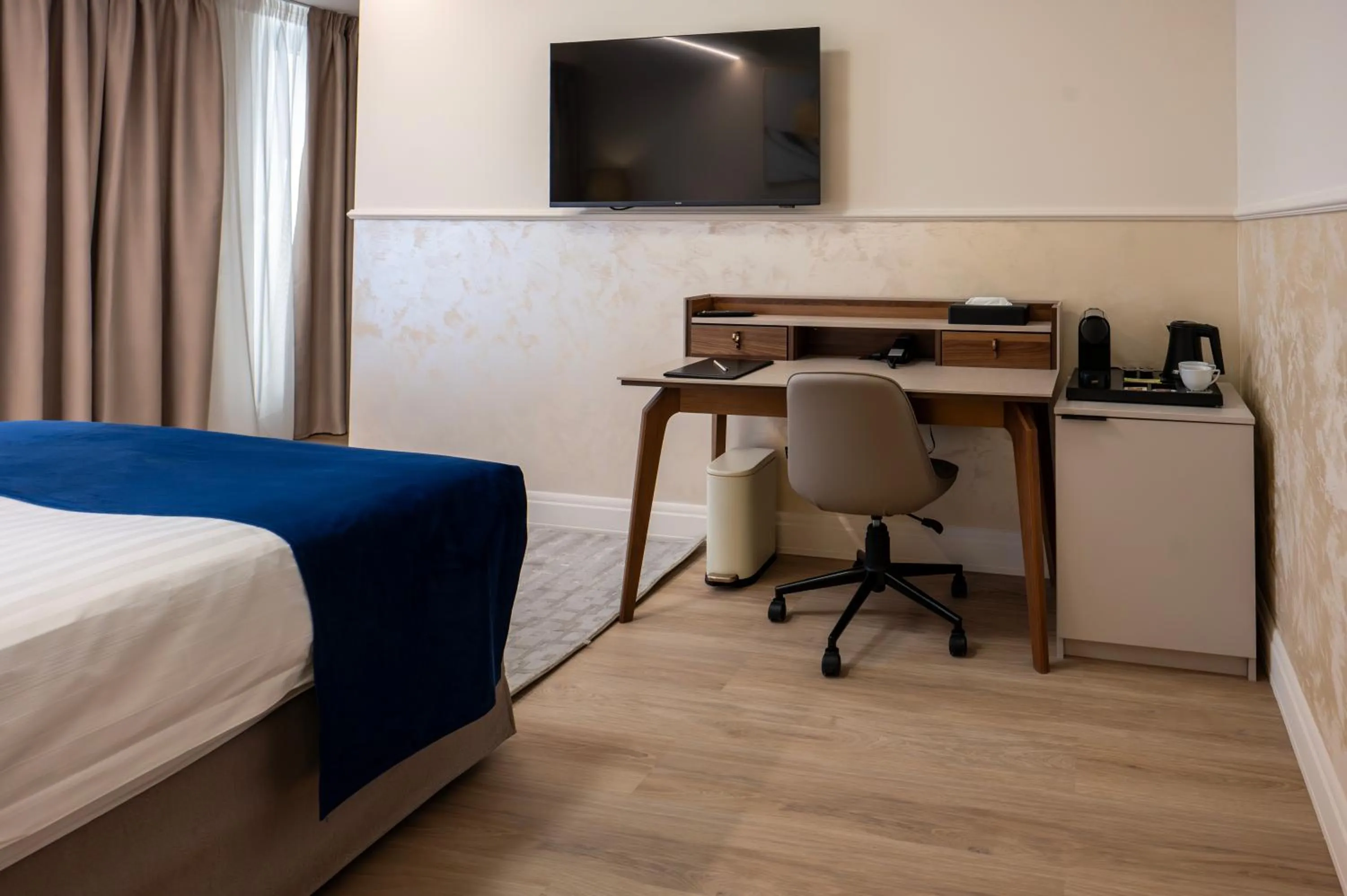 minibar, Bed in Le Blanc Cotroceni Hotel