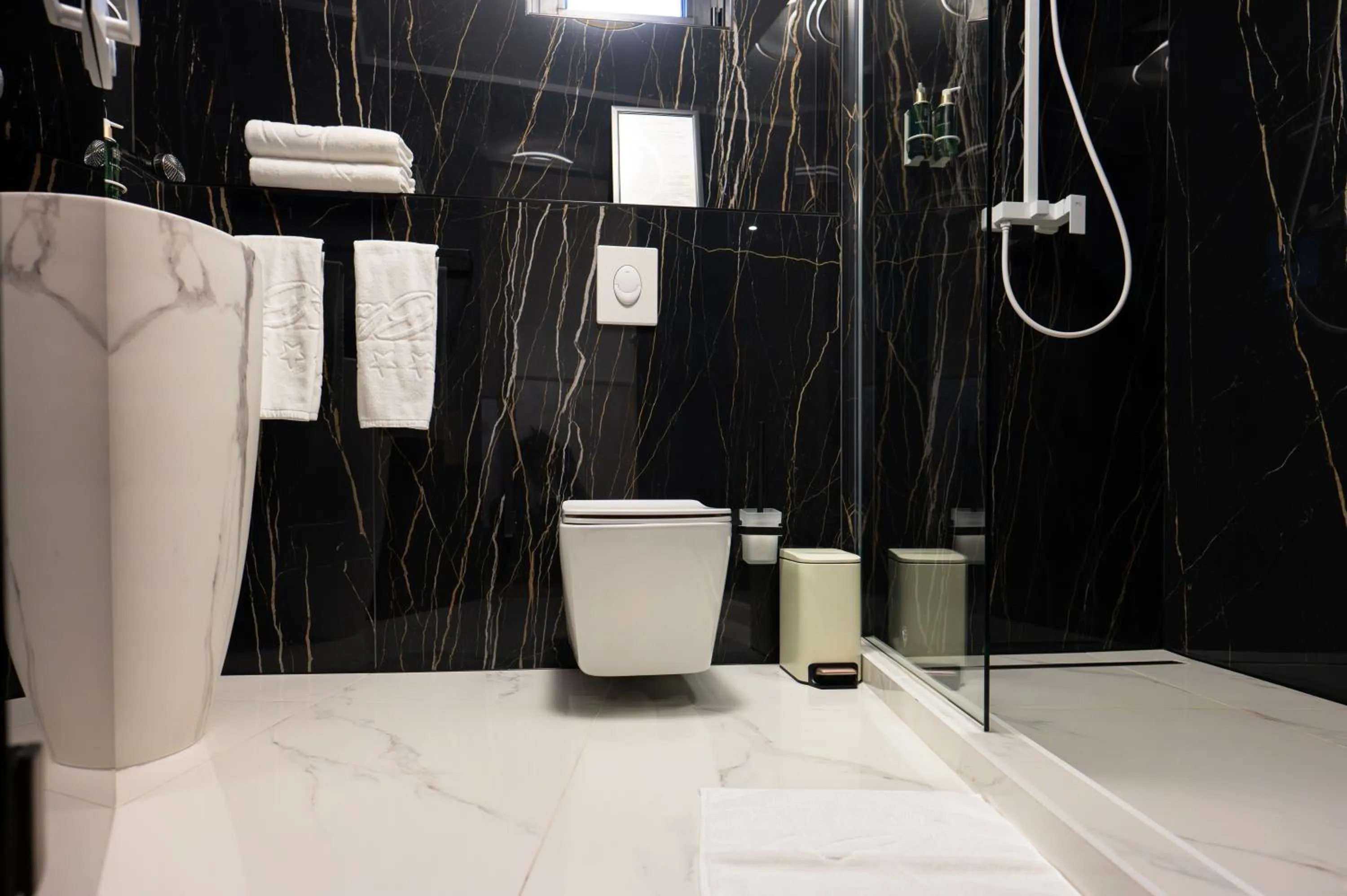 Toilet in Le Blanc Cotroceni Hotel