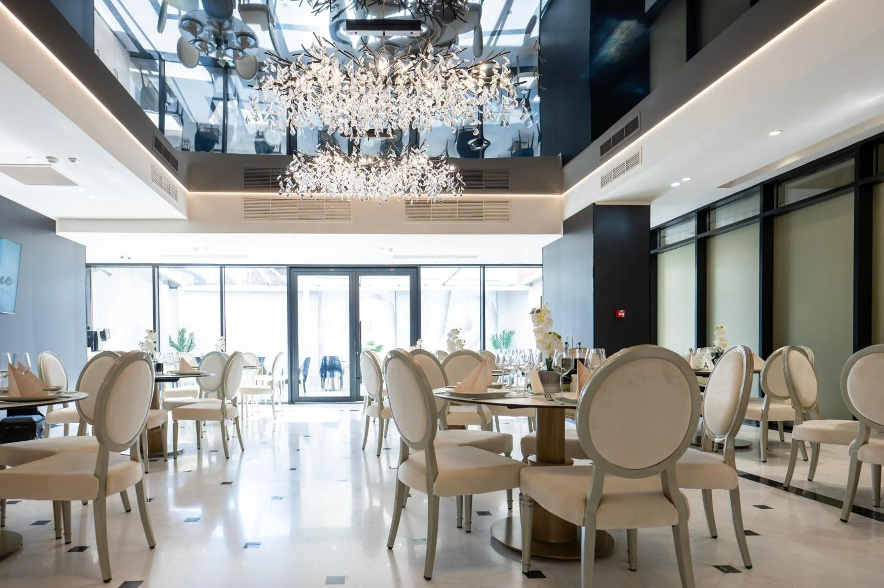 Restaurant/places to eat in Le Blanc Cotroceni Hotel