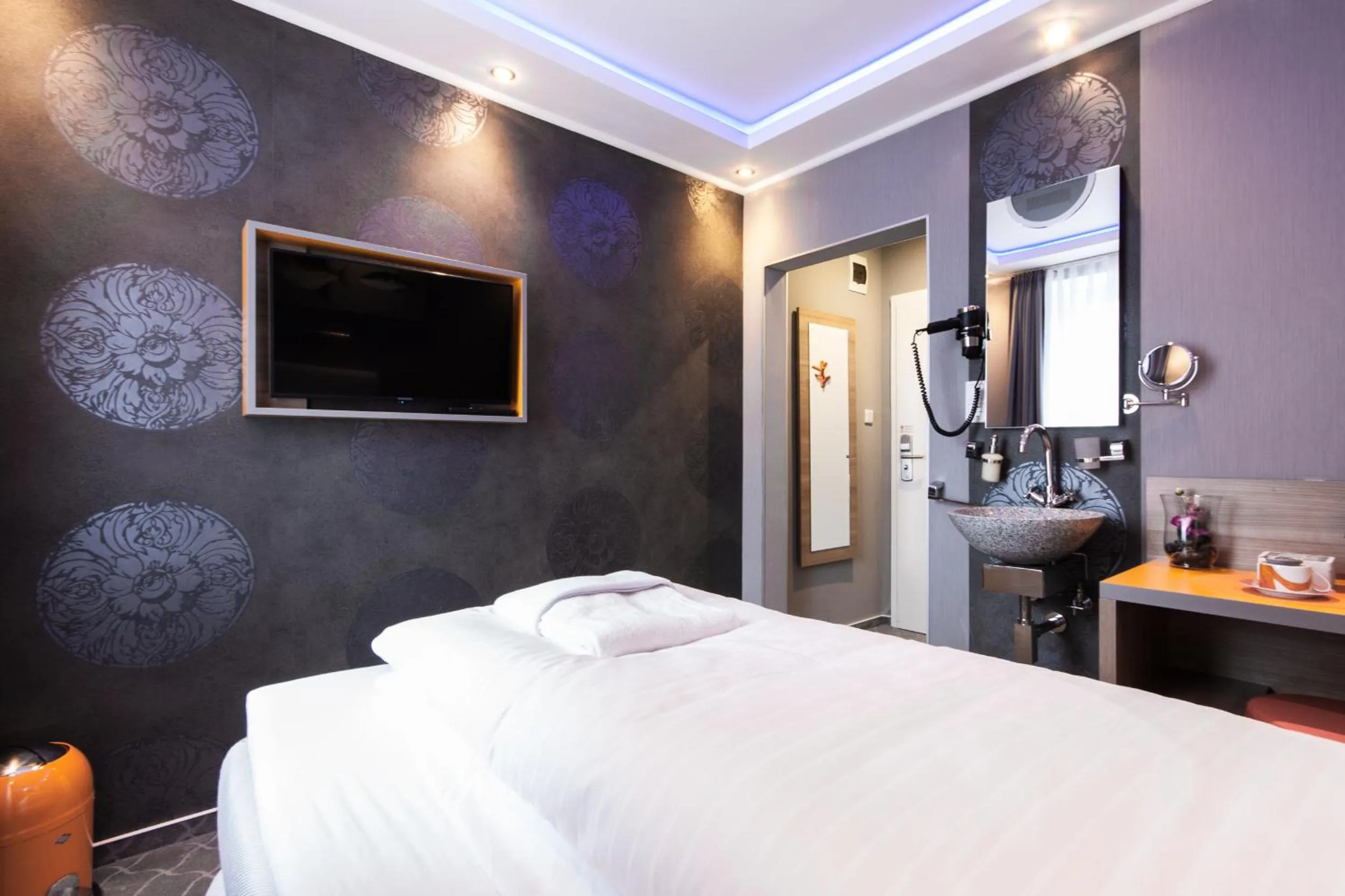 Photo of the whole room, Bed in Stay-Inn Bielefeld Zentrum