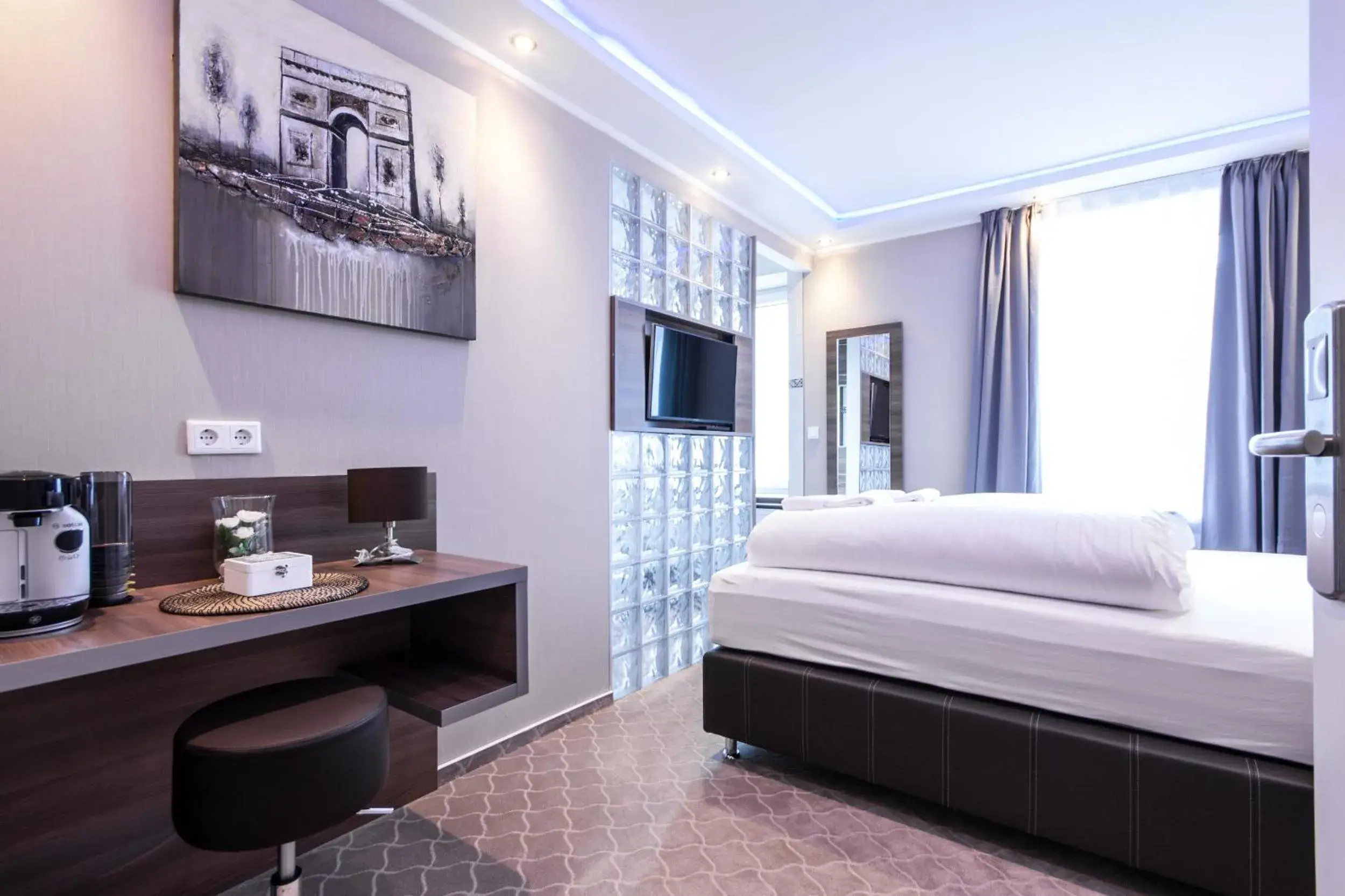 Photo of the whole room, Bed in Stay-Inn Bielefeld Zentrum Photo of the whole room, Bed in Stay-Inn Bielefeld Zentrum