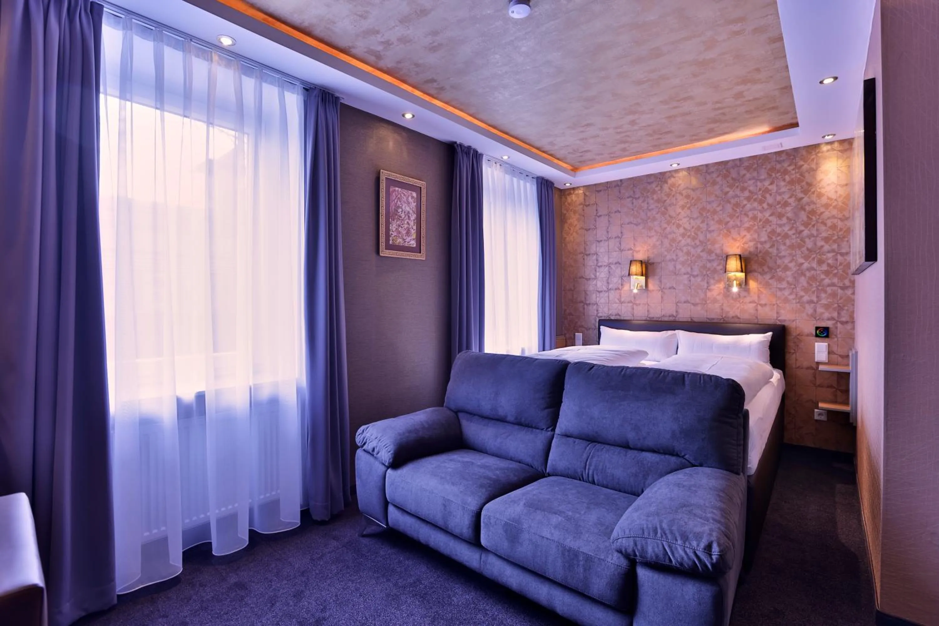 Seating area, Bed in Stay-Inn Bielefeld Zentrum