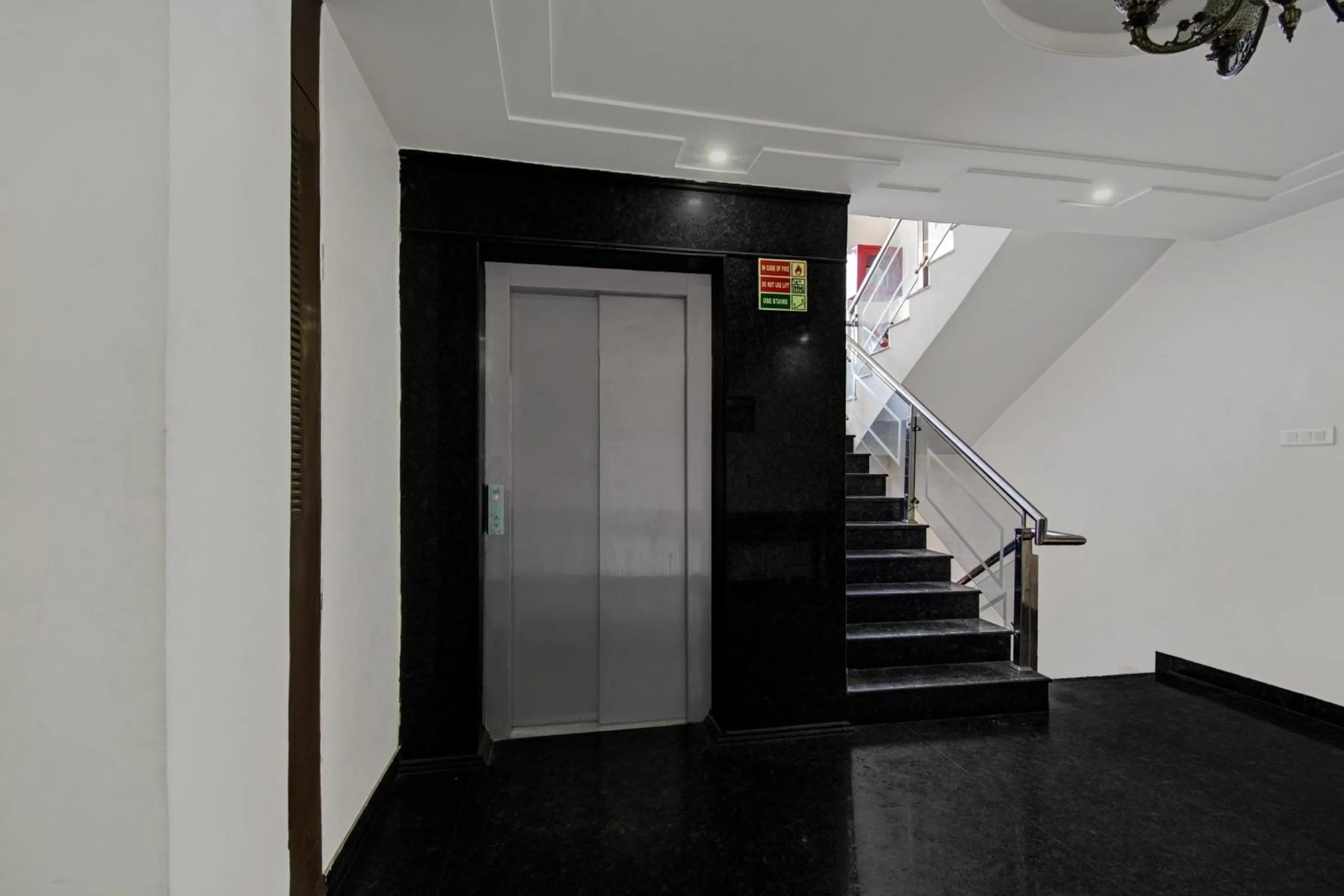 elevator in Townhouse OAK HOTEL Heritage Heights