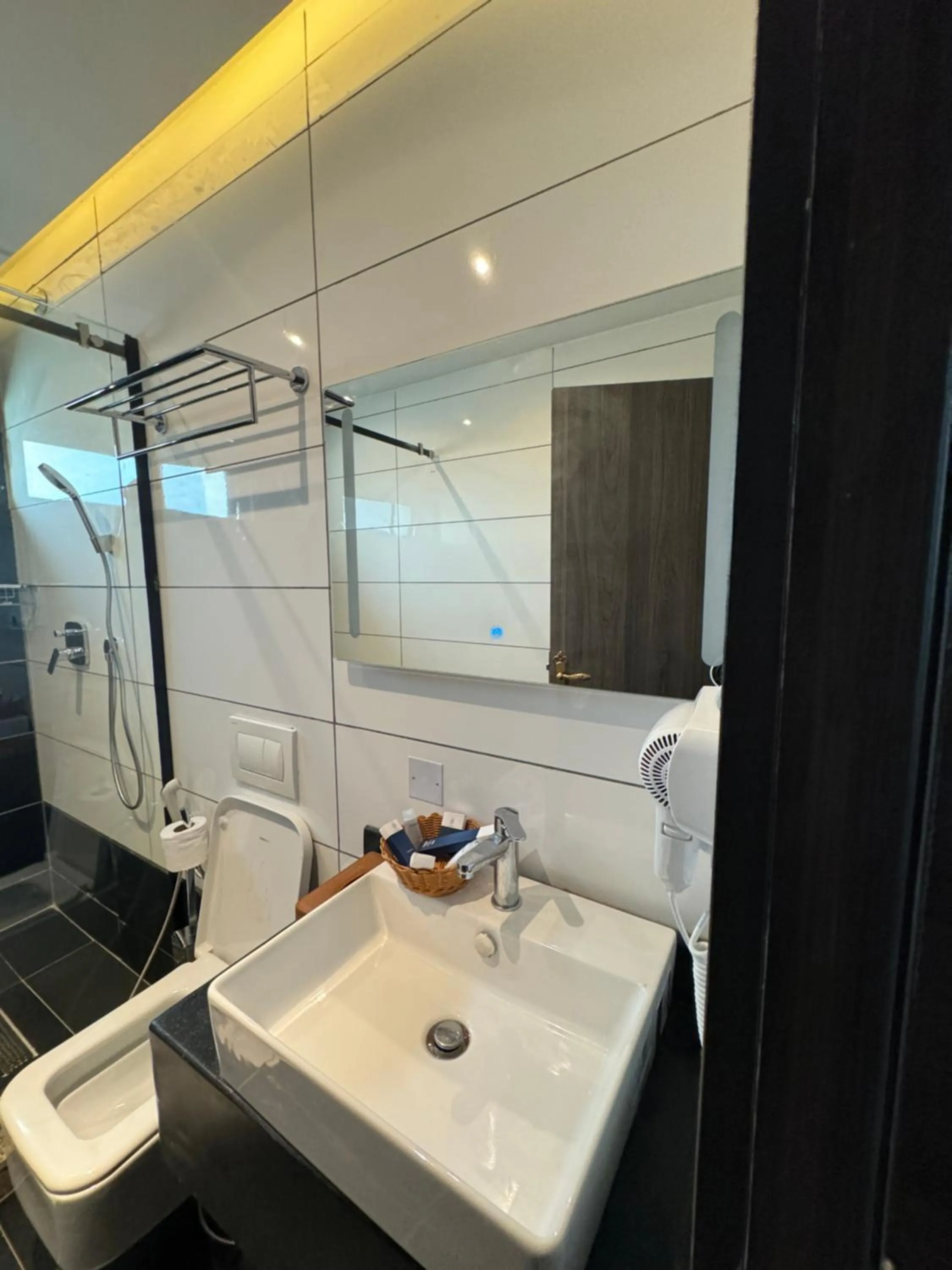 Shower in Blu Pearl Hotel & Residence