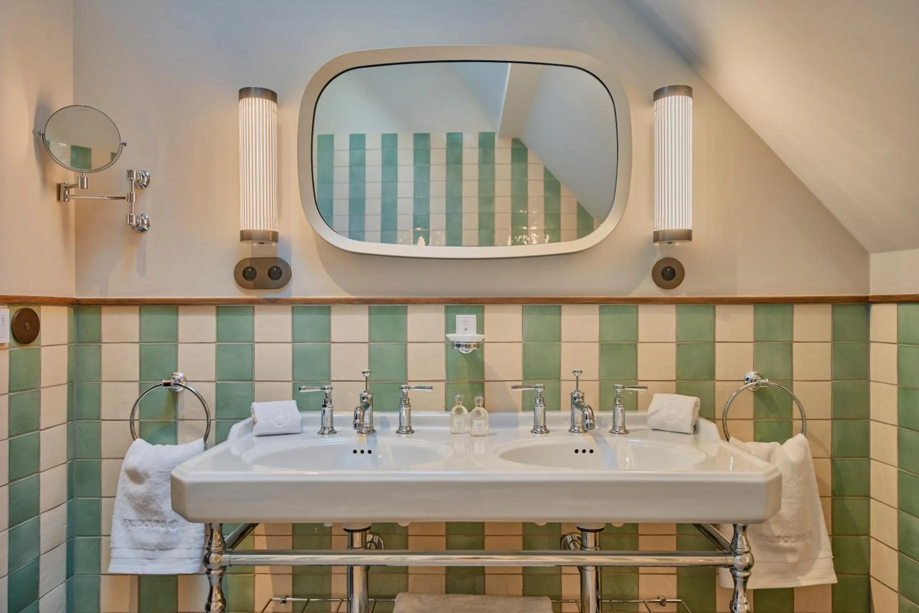 Bathroom in Faubourg 21 - The Leading Hotels of the World