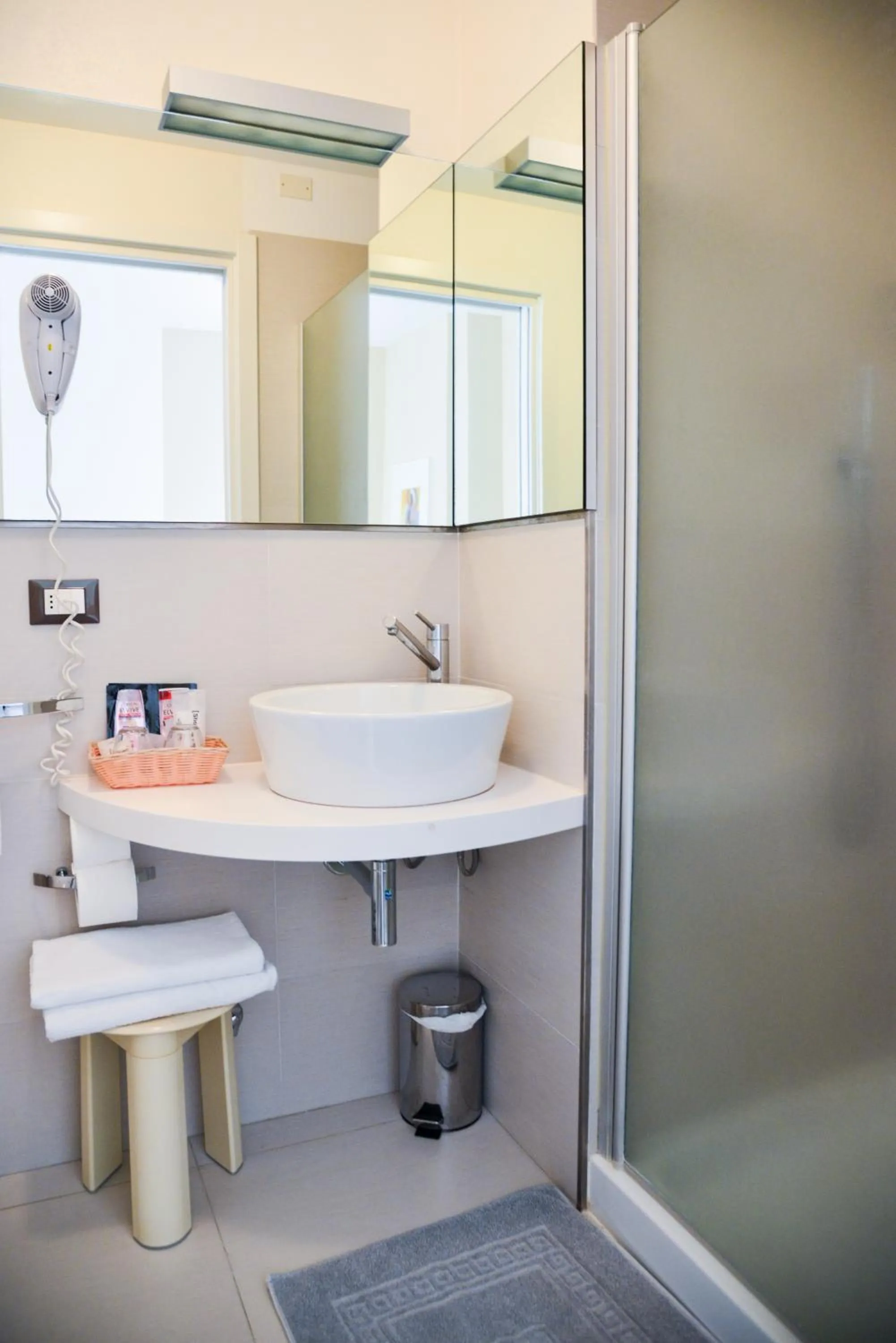 Shower in Hotel Domingo