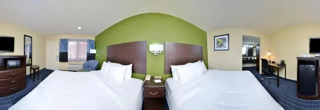 Photo of the whole room, Bed in Quality Inn Needles Photo of the whole room, Bed in Quality Inn Needles