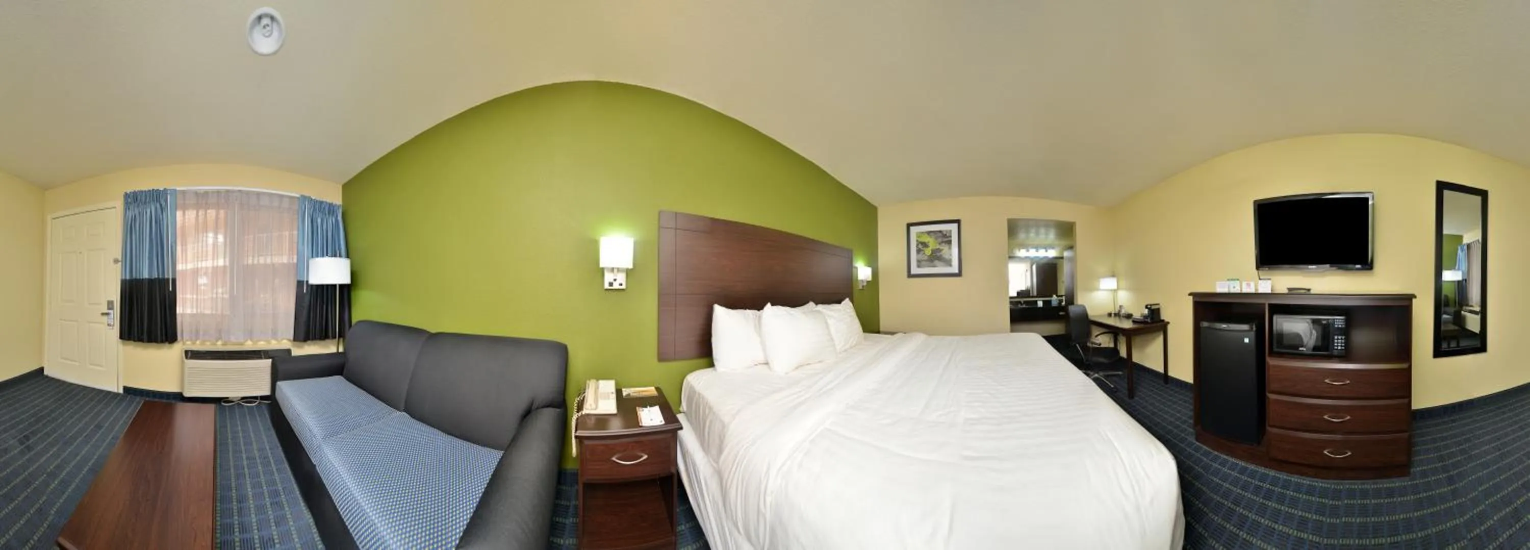 Photo of the whole room, Bed in Quality Inn Needles