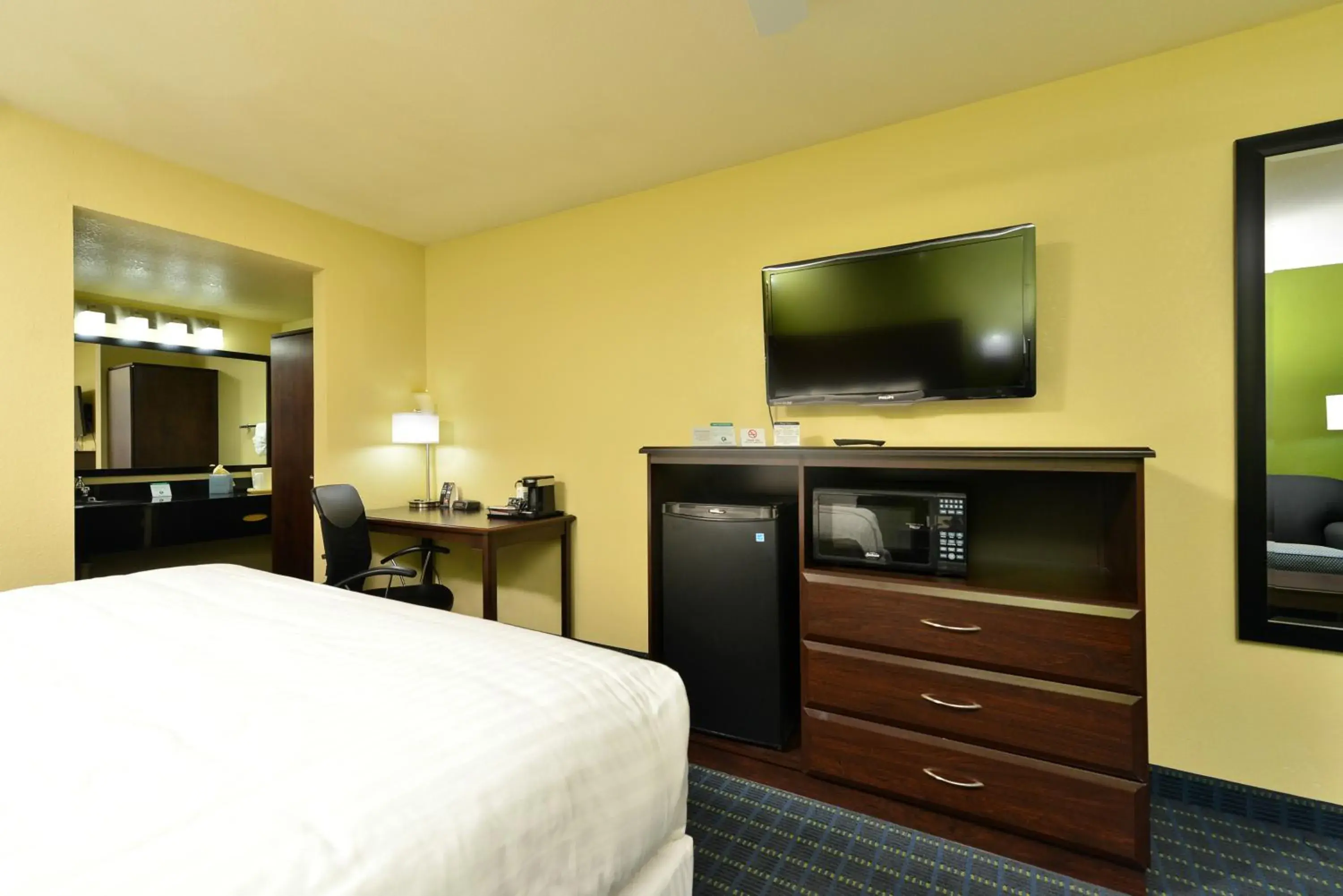 TV and multimedia, Bed in Quality Inn Needles TV and multimedia, Bed in Quality Inn Needles