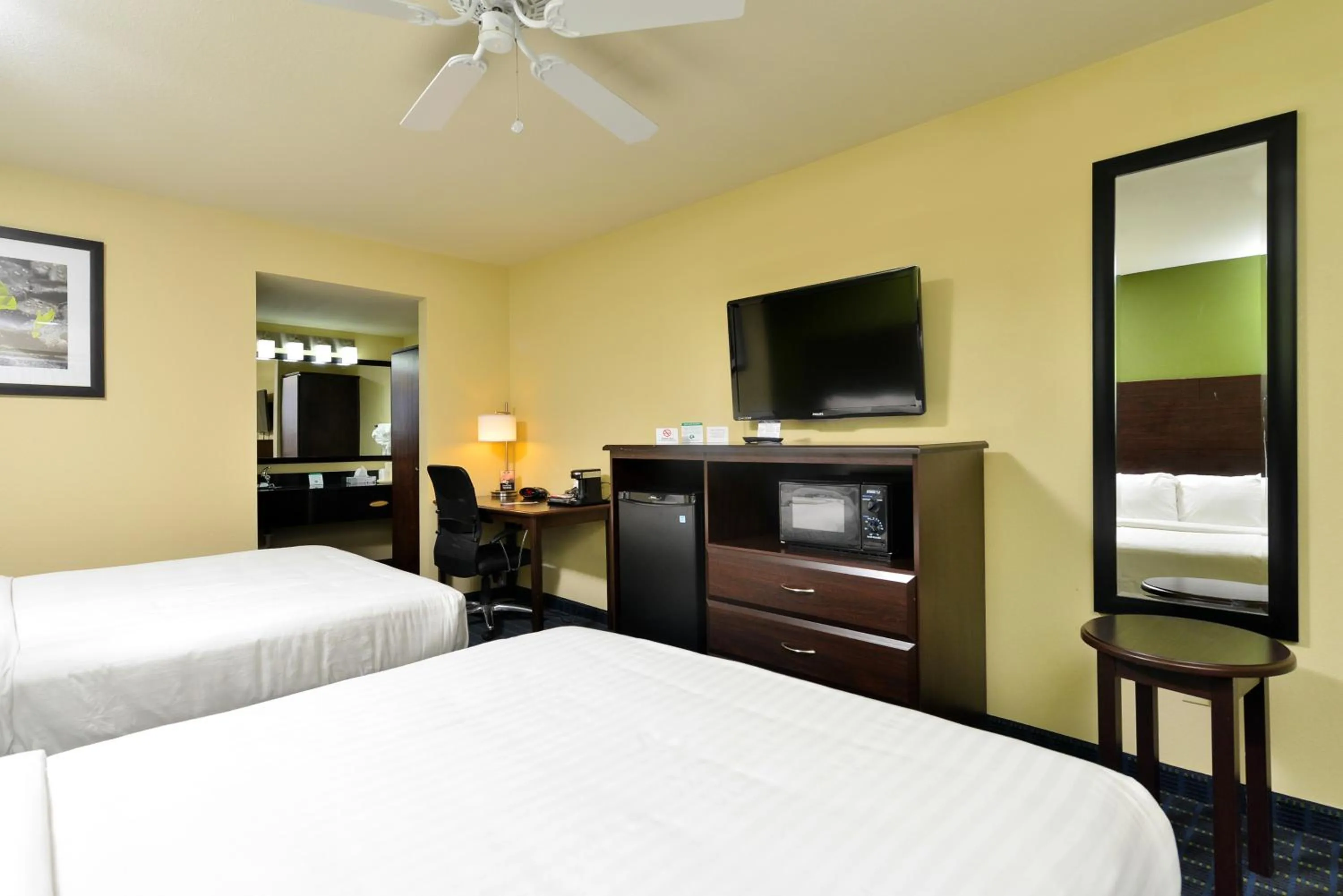 TV and multimedia, Bed in Quality Inn Needles