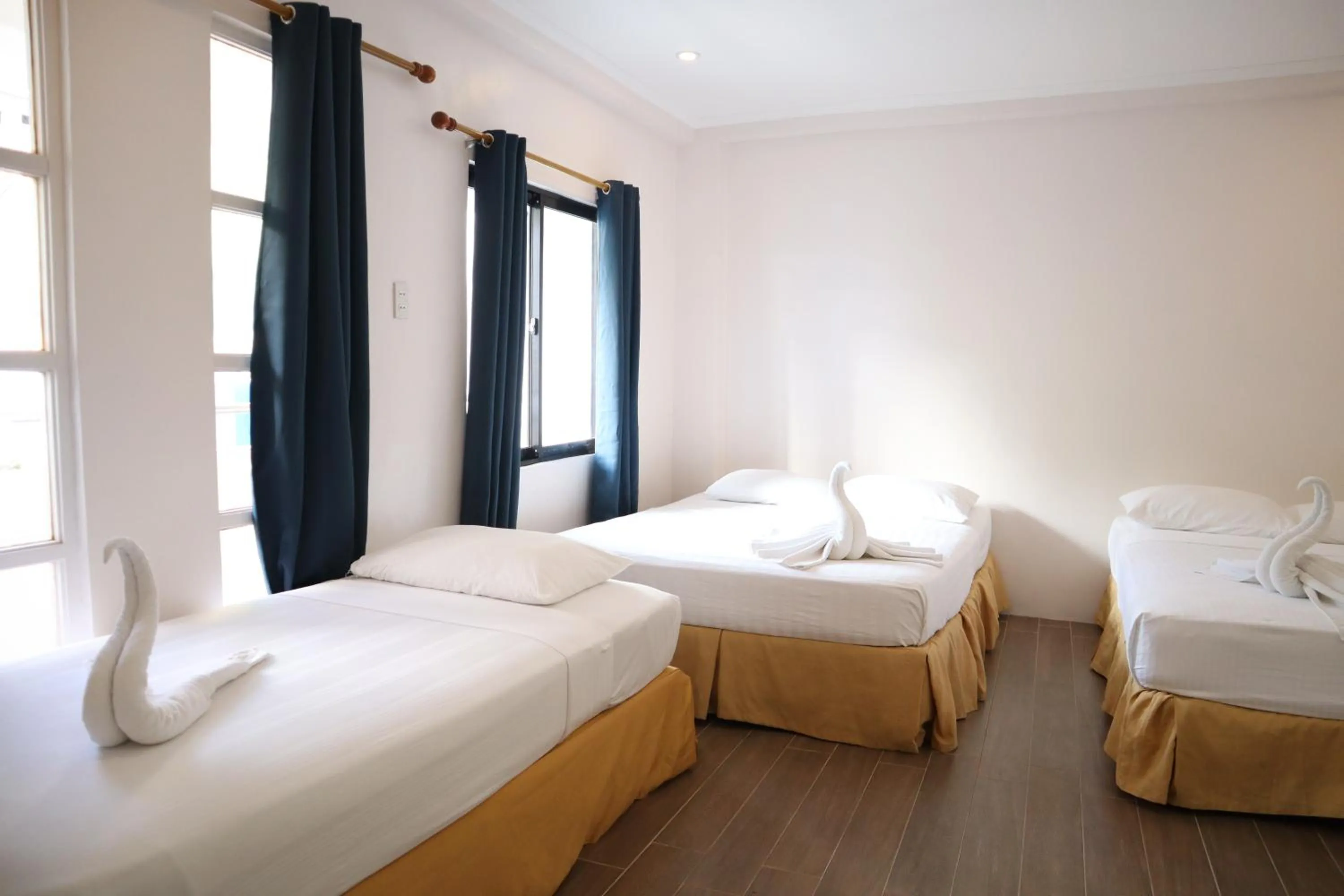 Bedroom, Bed in Island Inn