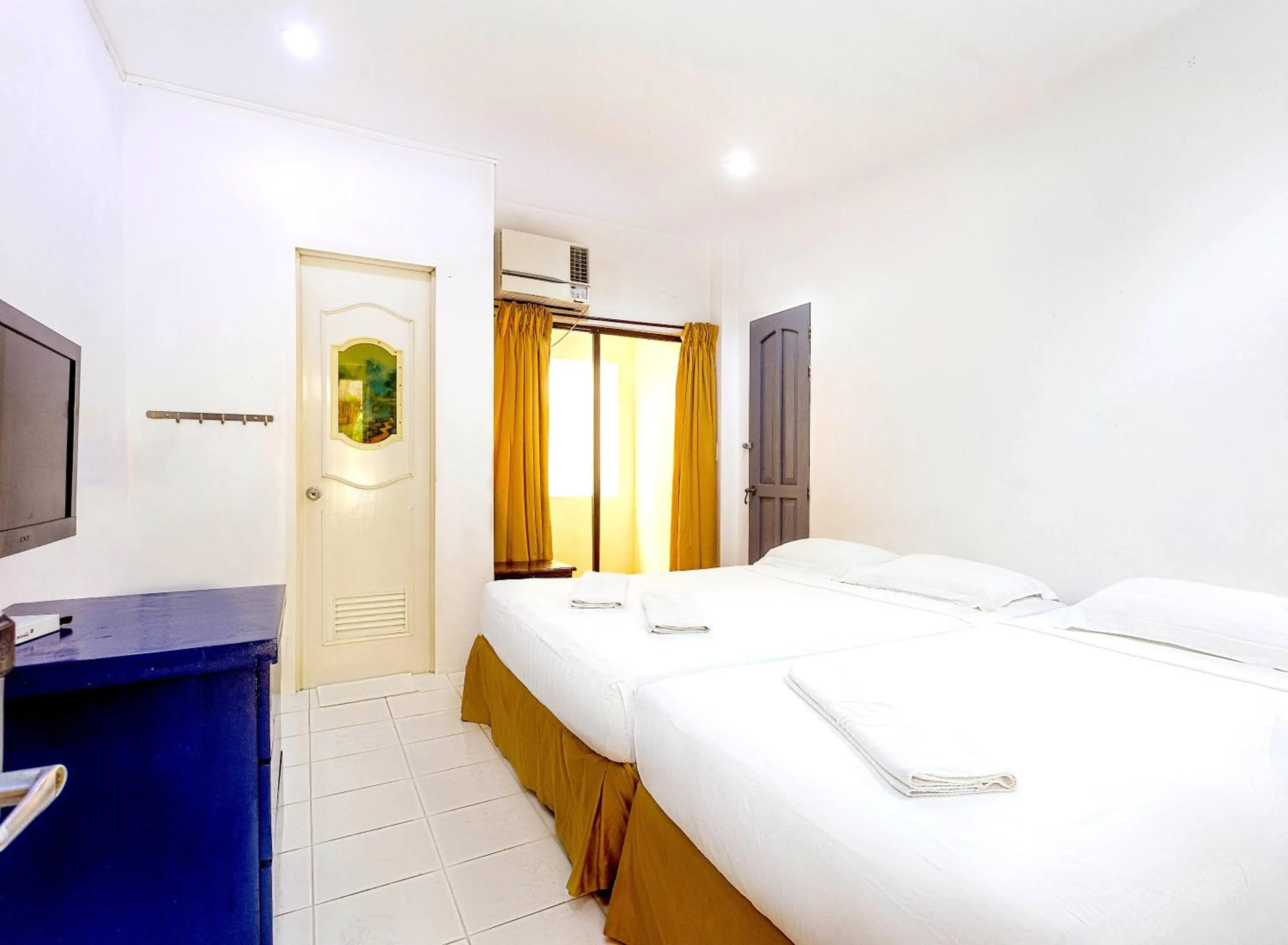 Bedroom, Bed in Island Inn