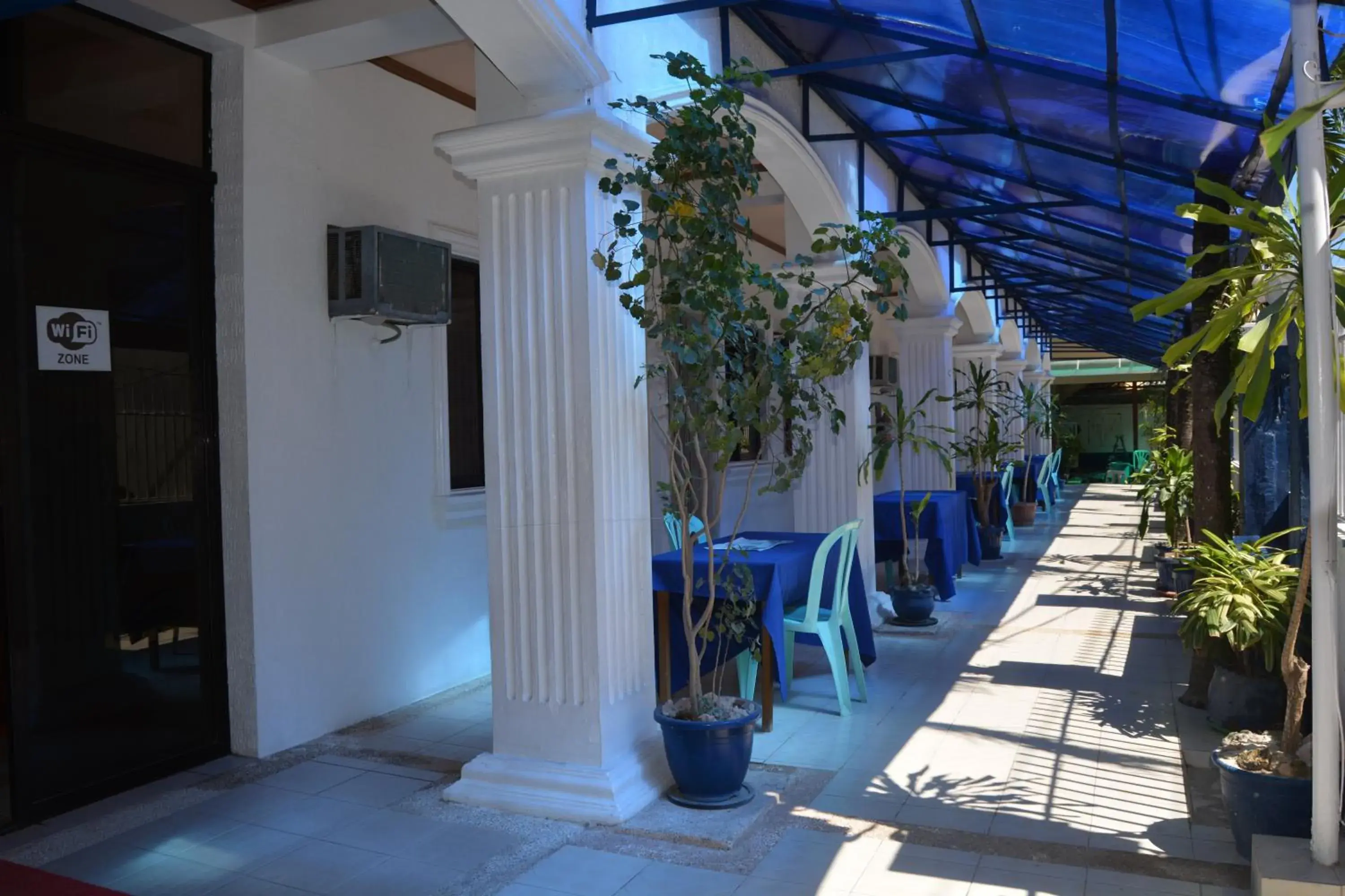 Property building in Island Inn Property building in Island Inn