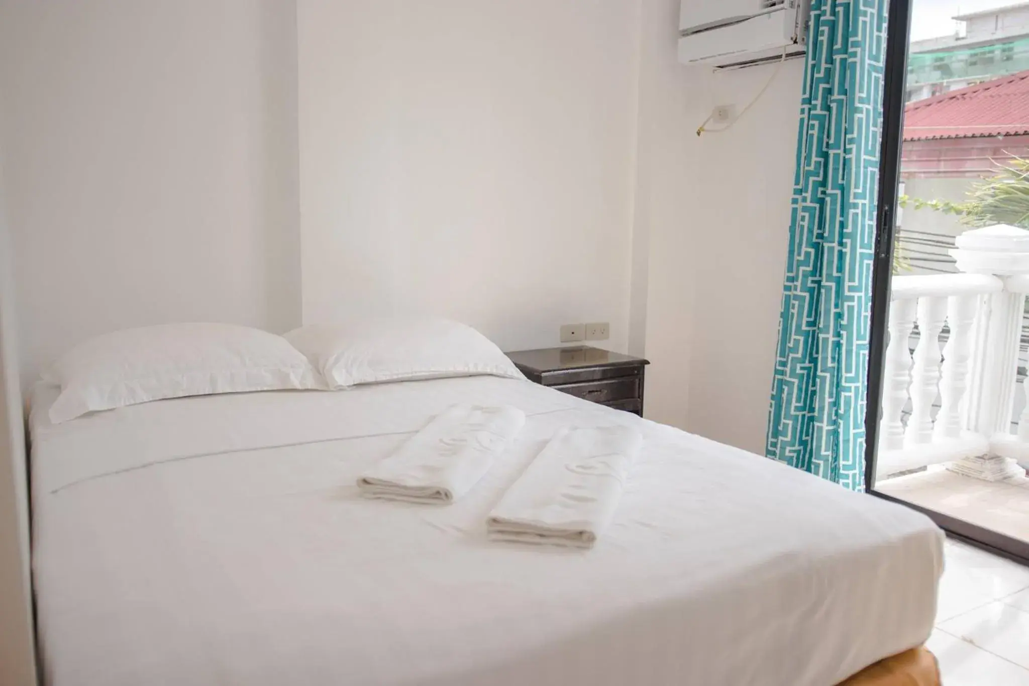 Bedroom, Bed in Island Inn Bedroom, Bed in Island Inn