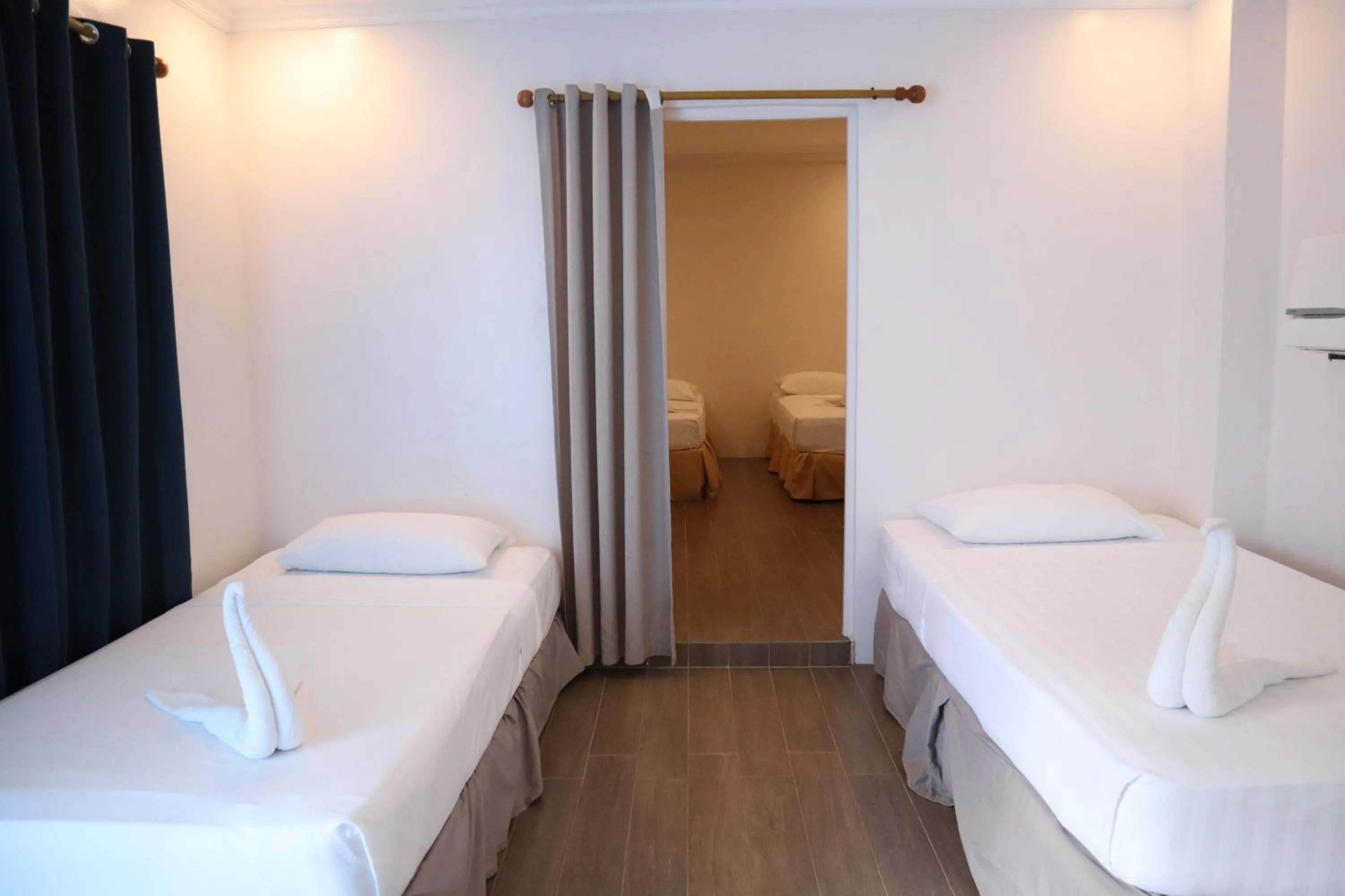 Bedroom, Bed in Island Inn