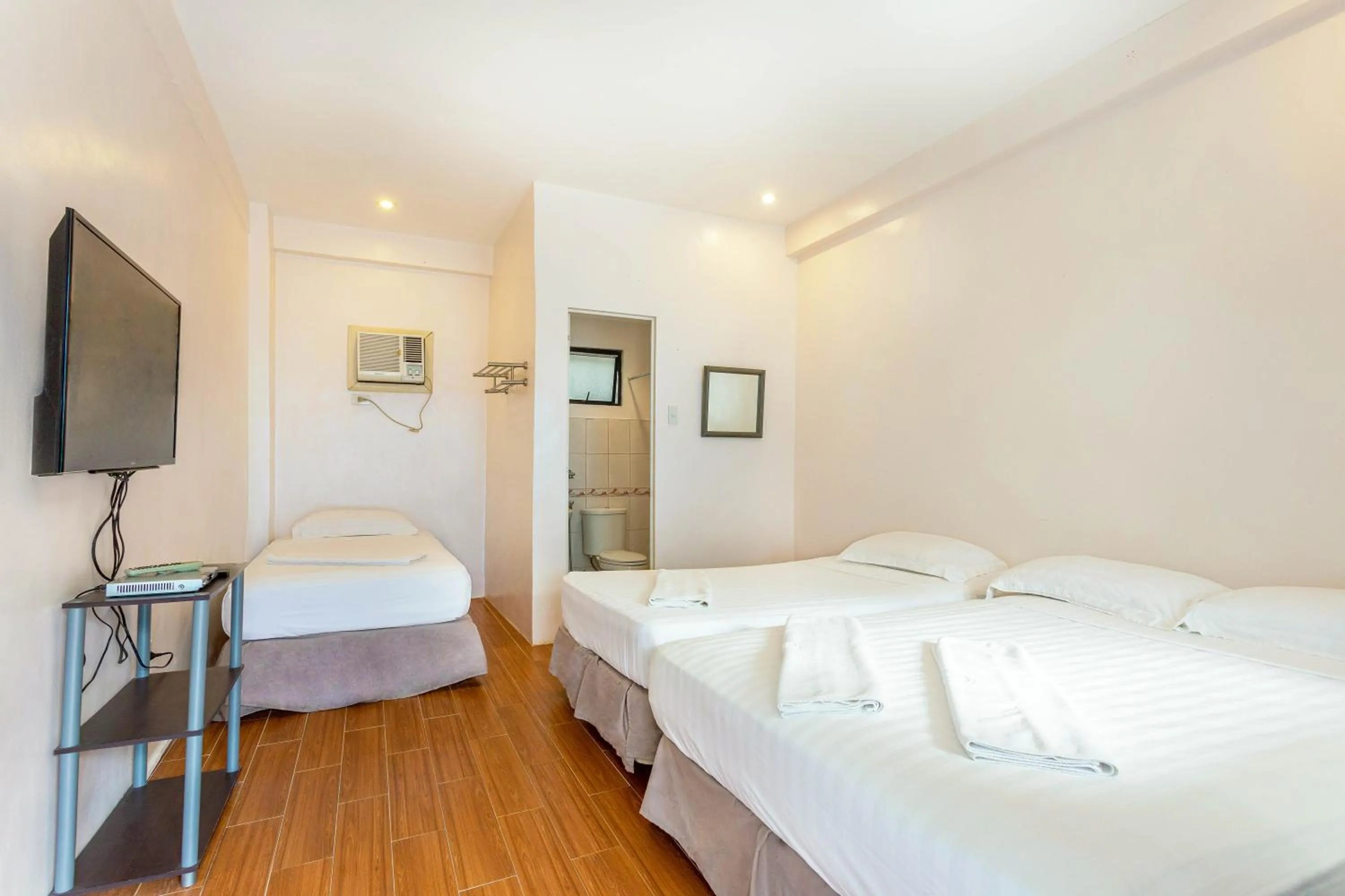 Bedroom, Bed in Island Inn