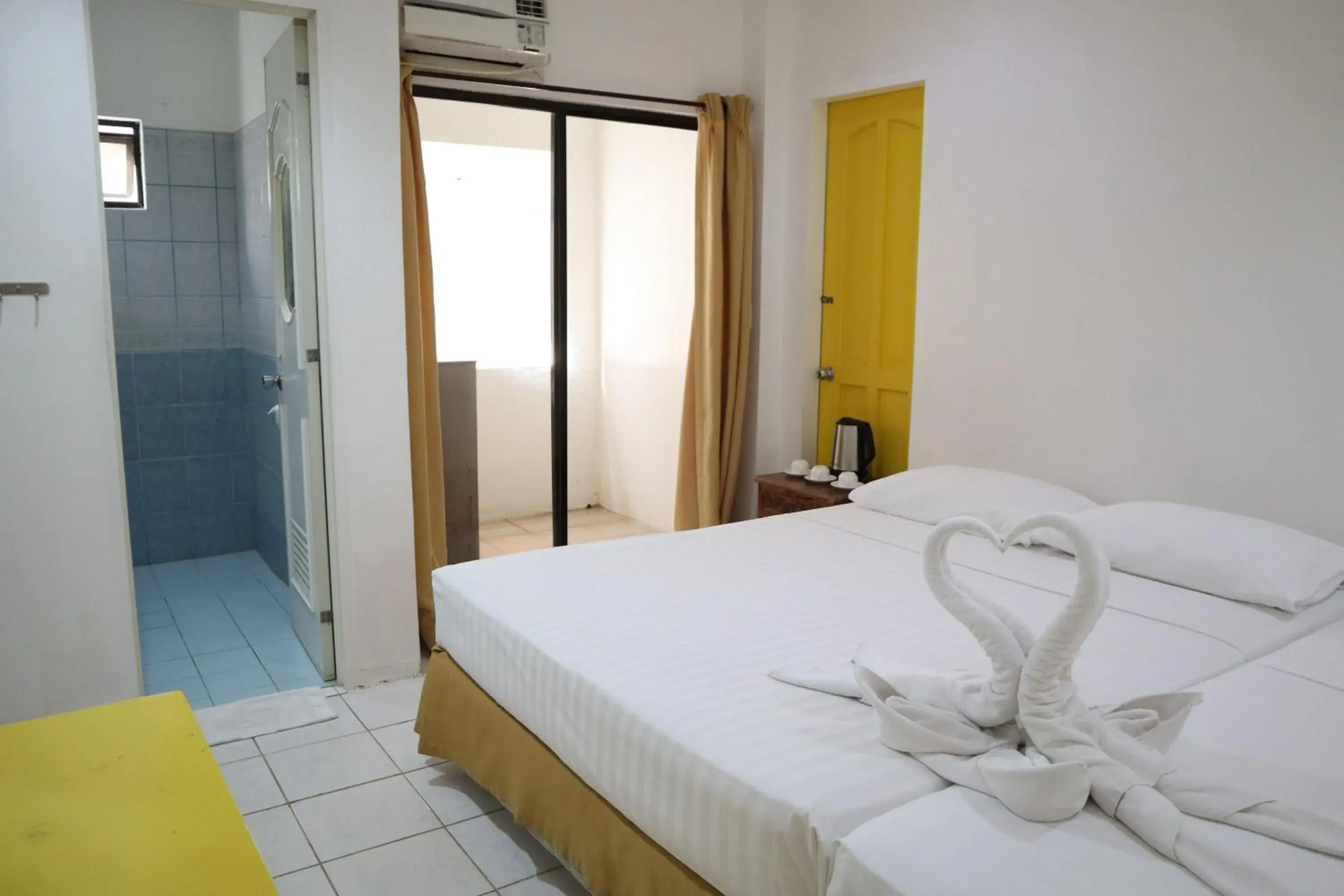 View (from property/room), Bed in Island Inn View (from property/room), Bed in Island Inn