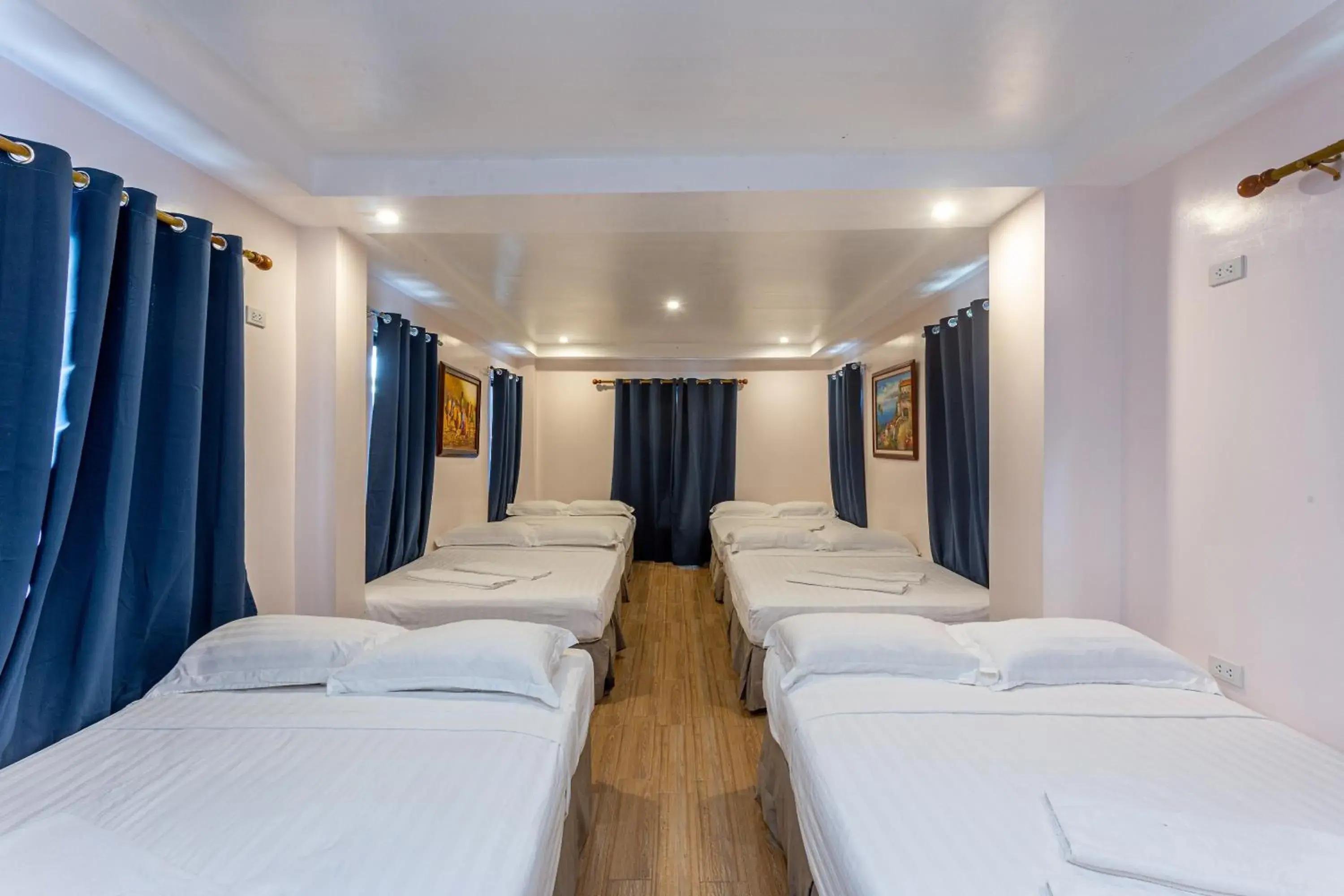 Photo of the whole room, Bed in Island Inn Photo of the whole room, Bed in Island Inn