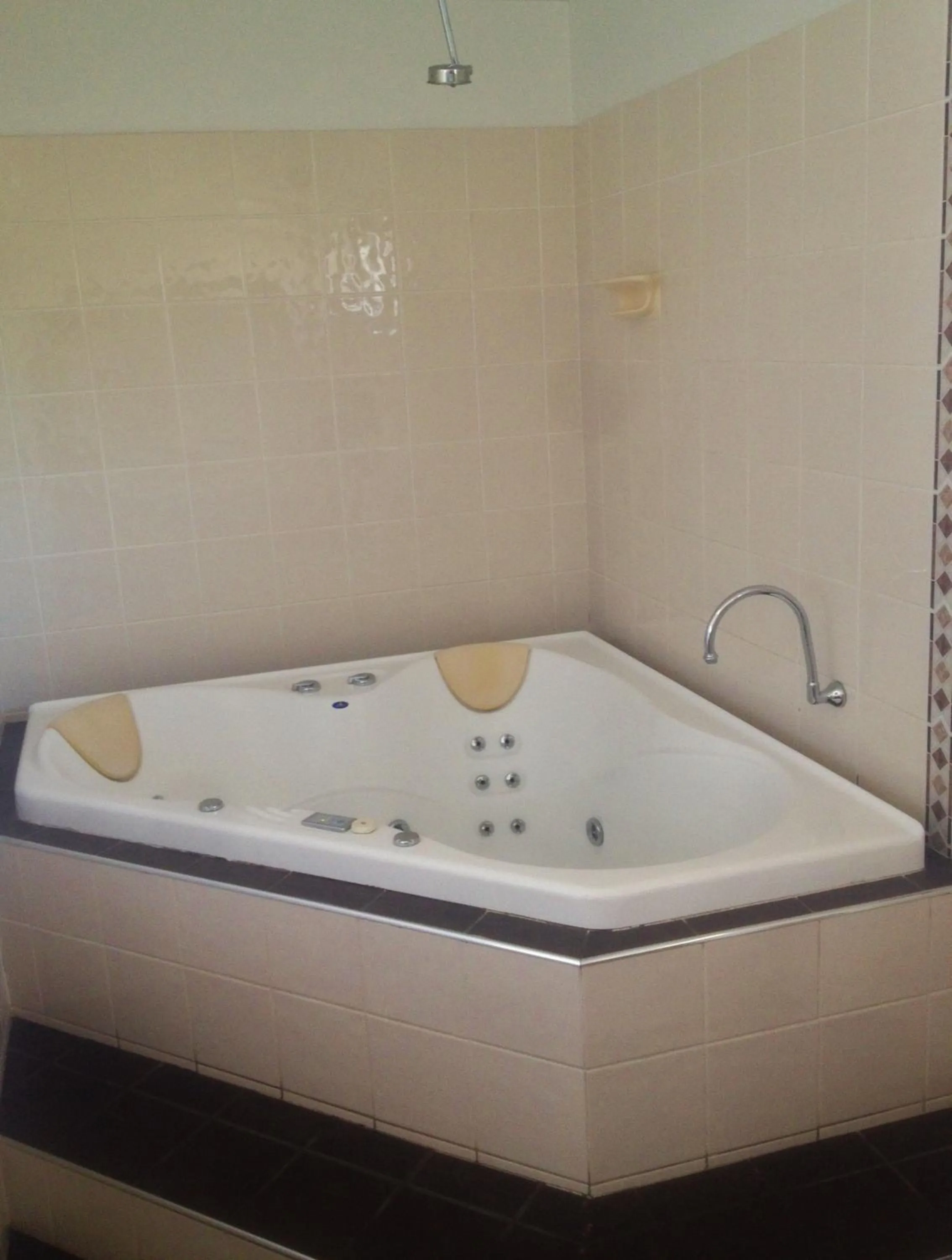 Bathroom in The Gallery Motor Inn