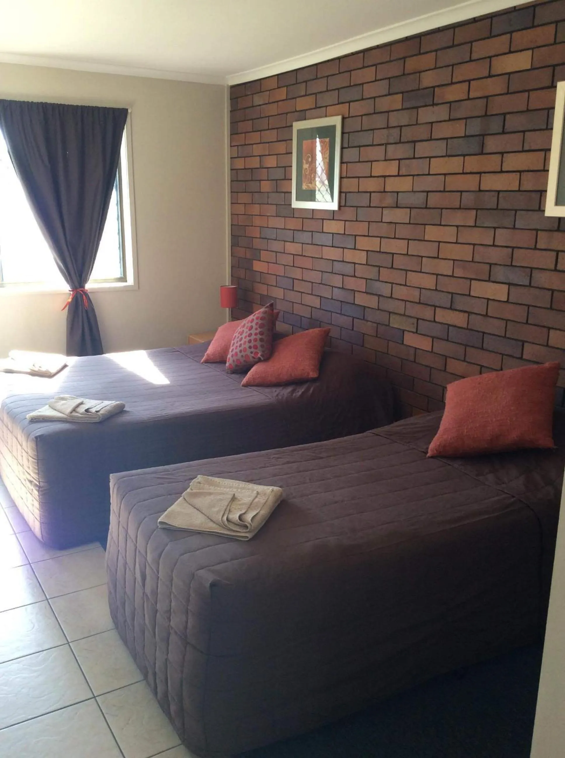 Bedroom, Bed in The Gallery Motor Inn