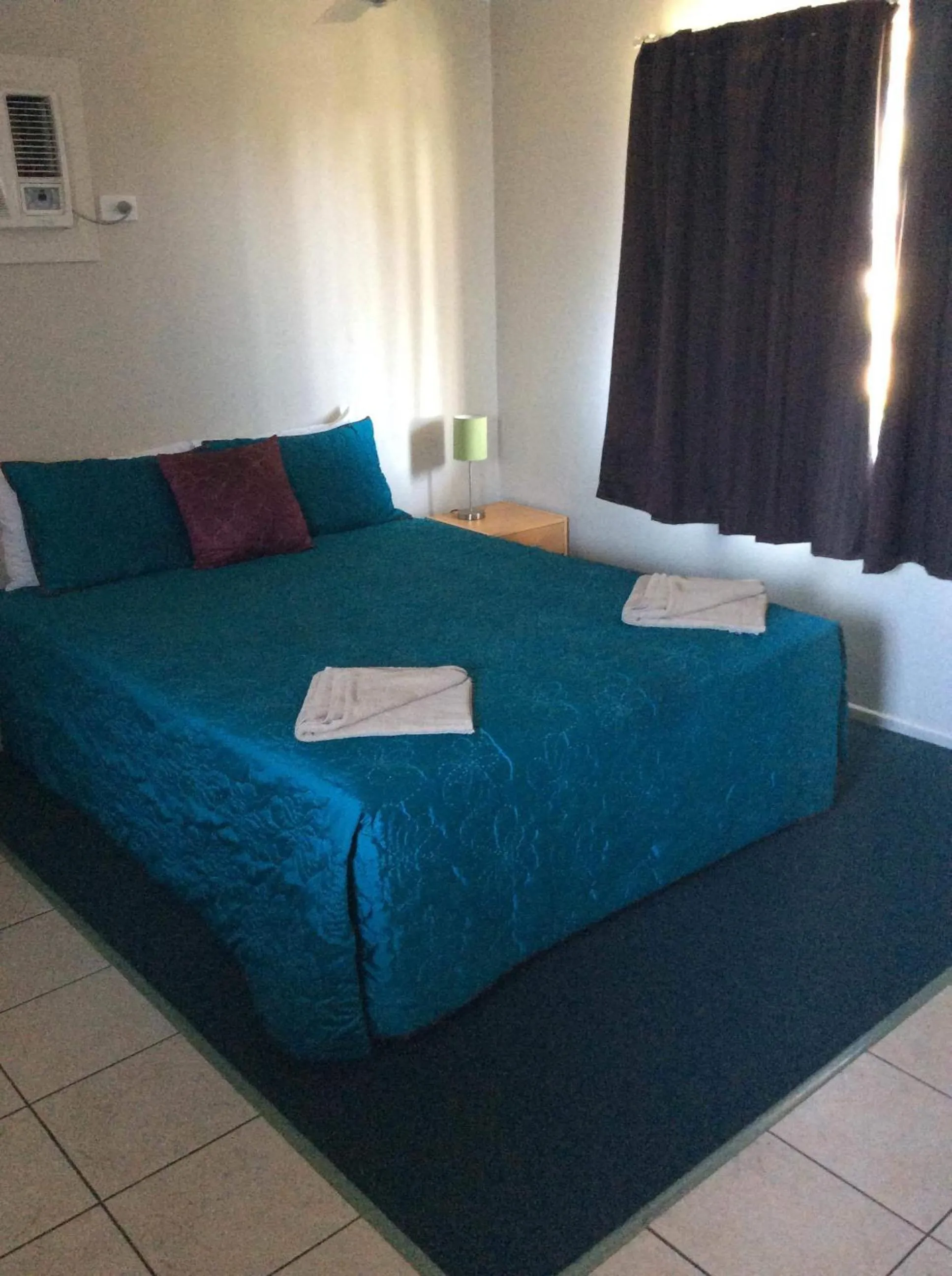 Bedroom, Bed in The Gallery Motor Inn