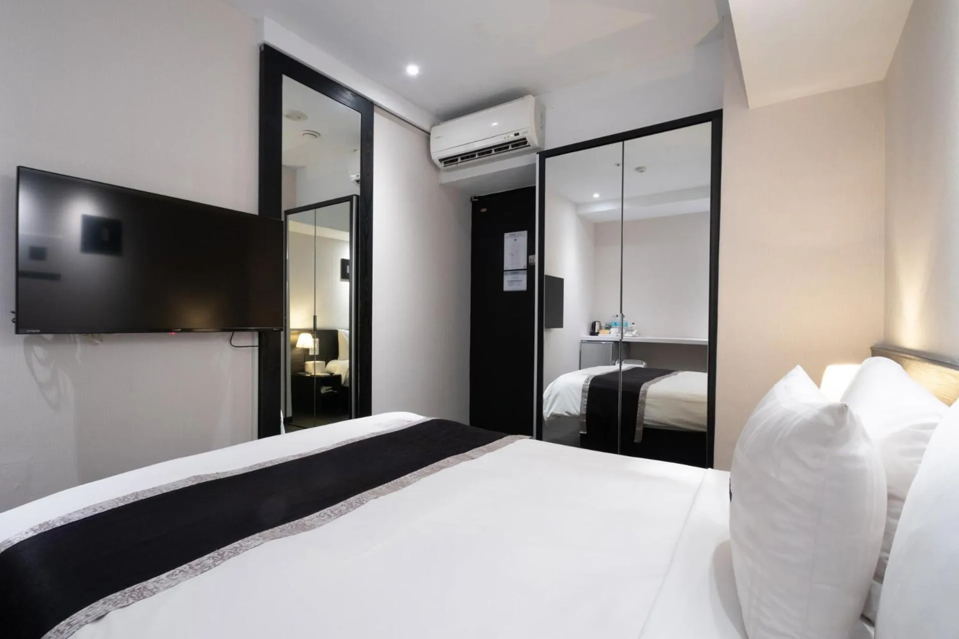 Decorative detail, Bed in Stay Inn