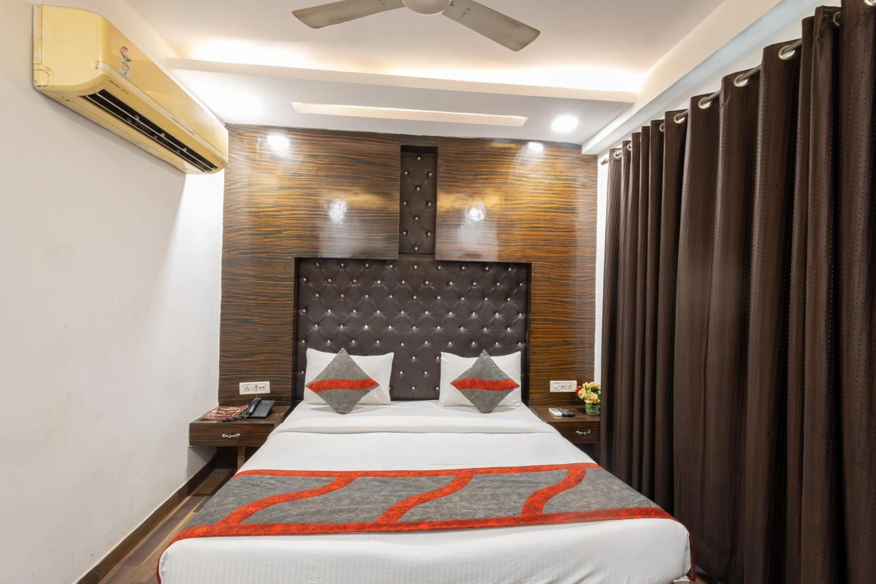 Bedroom, Bed in Hotel Gold Souk - Karol Bagh
