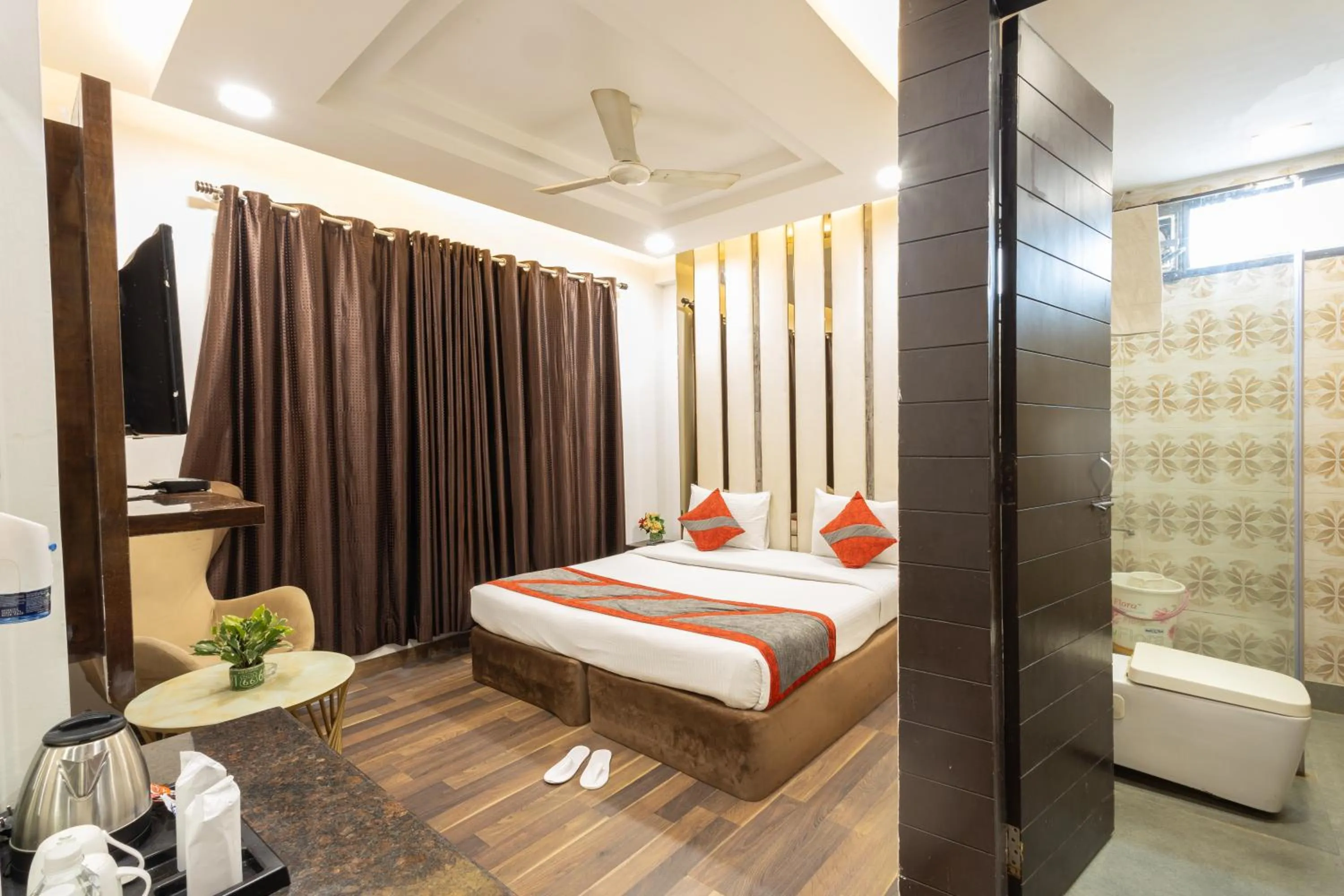 Shower, Bed in Hotel Gold Souk - Karol Bagh