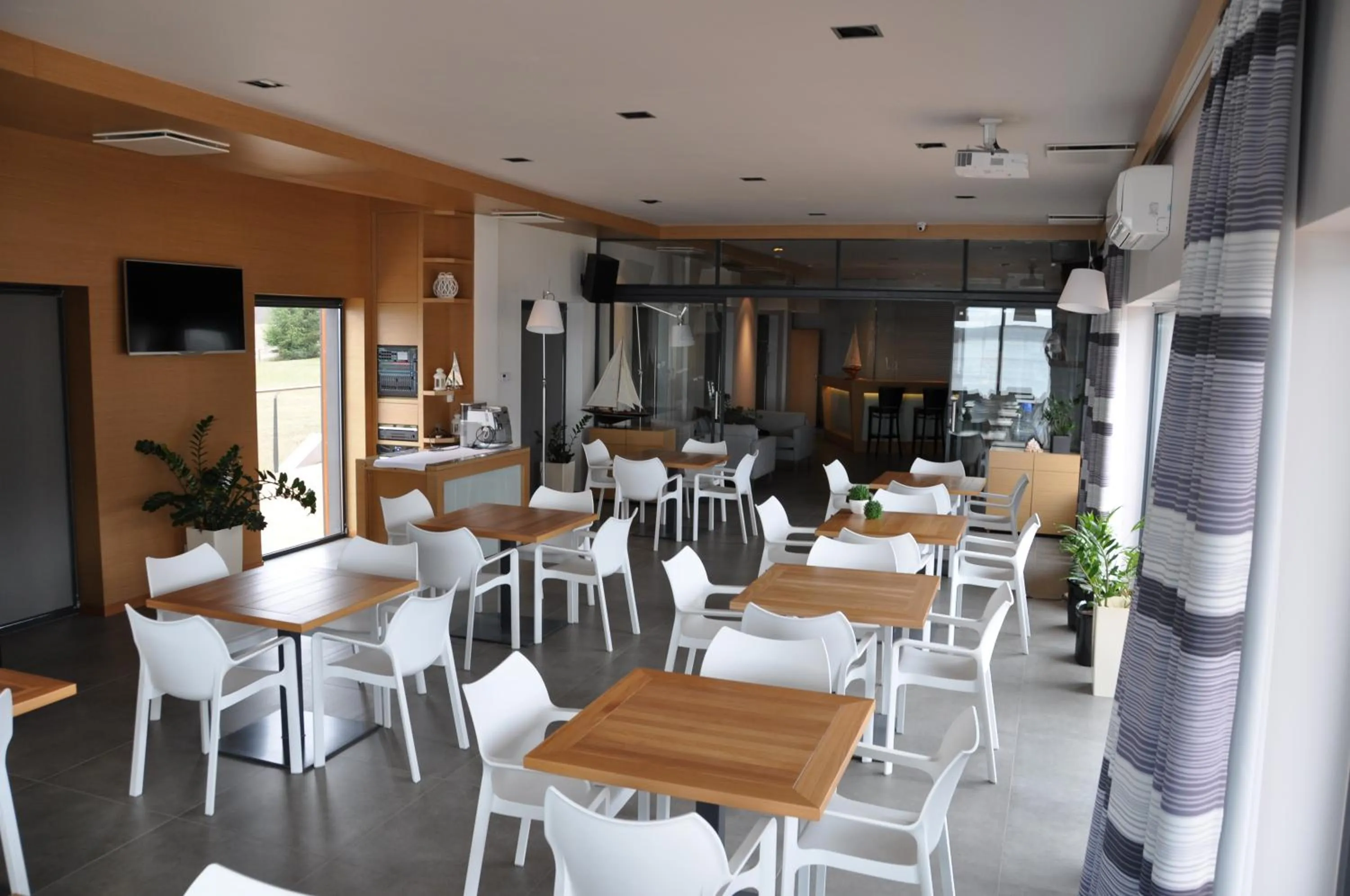 Restaurant/places to eat in Marina Nawigator