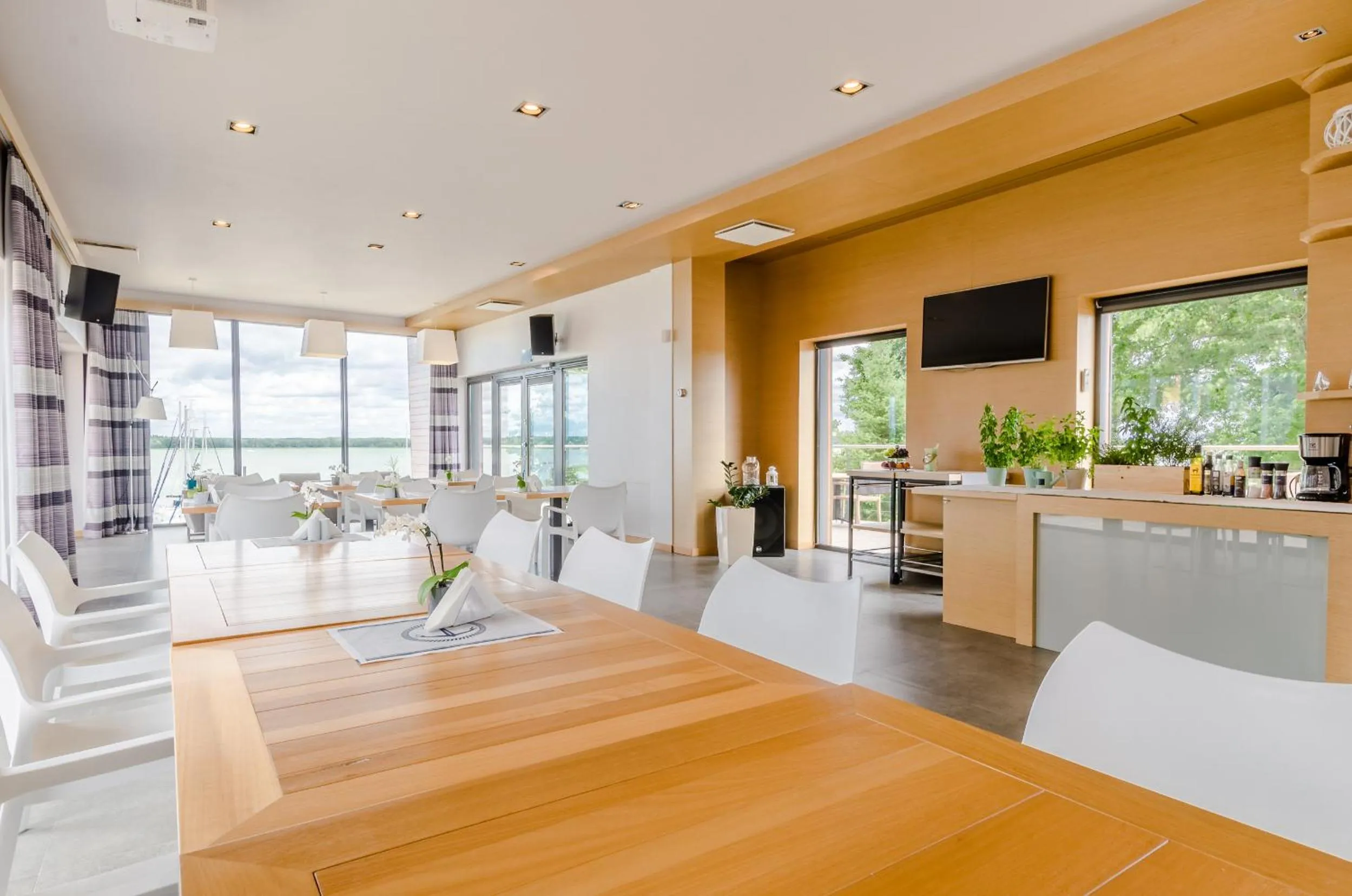 Restaurant/places to eat in Marina Nawigator