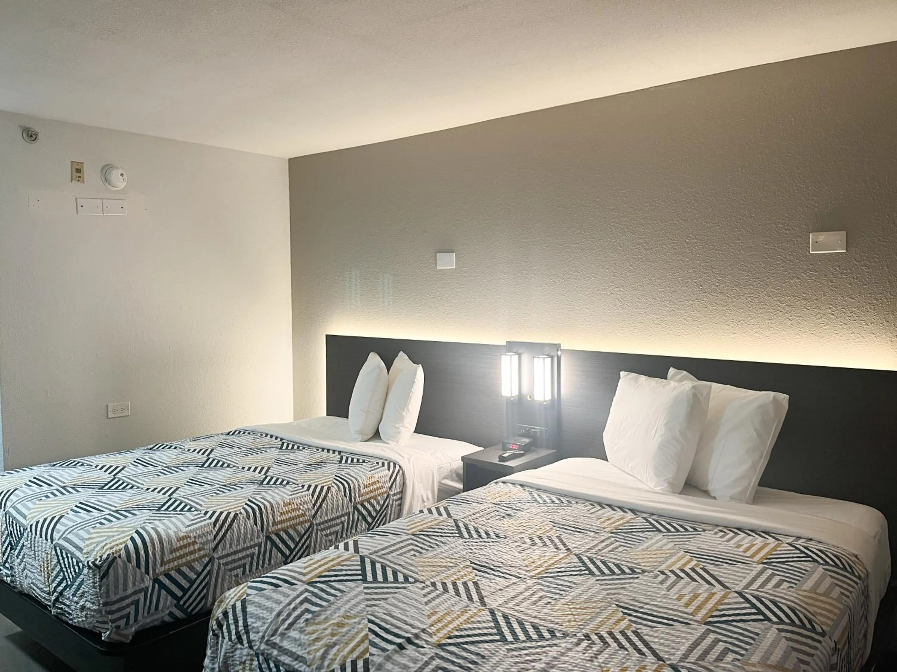 Photo of the whole room, Bed in Studio 6 Augusta, GA